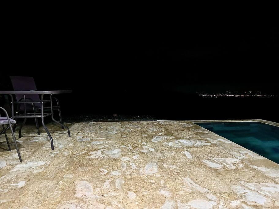 Cabaña con piscina y vista al mar