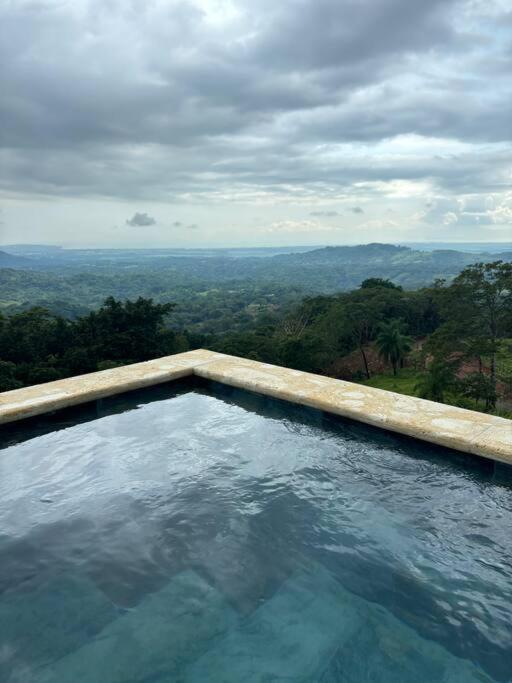 Cabaña con piscina y vista al mar