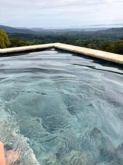 Cabaña con piscina y vista al mar