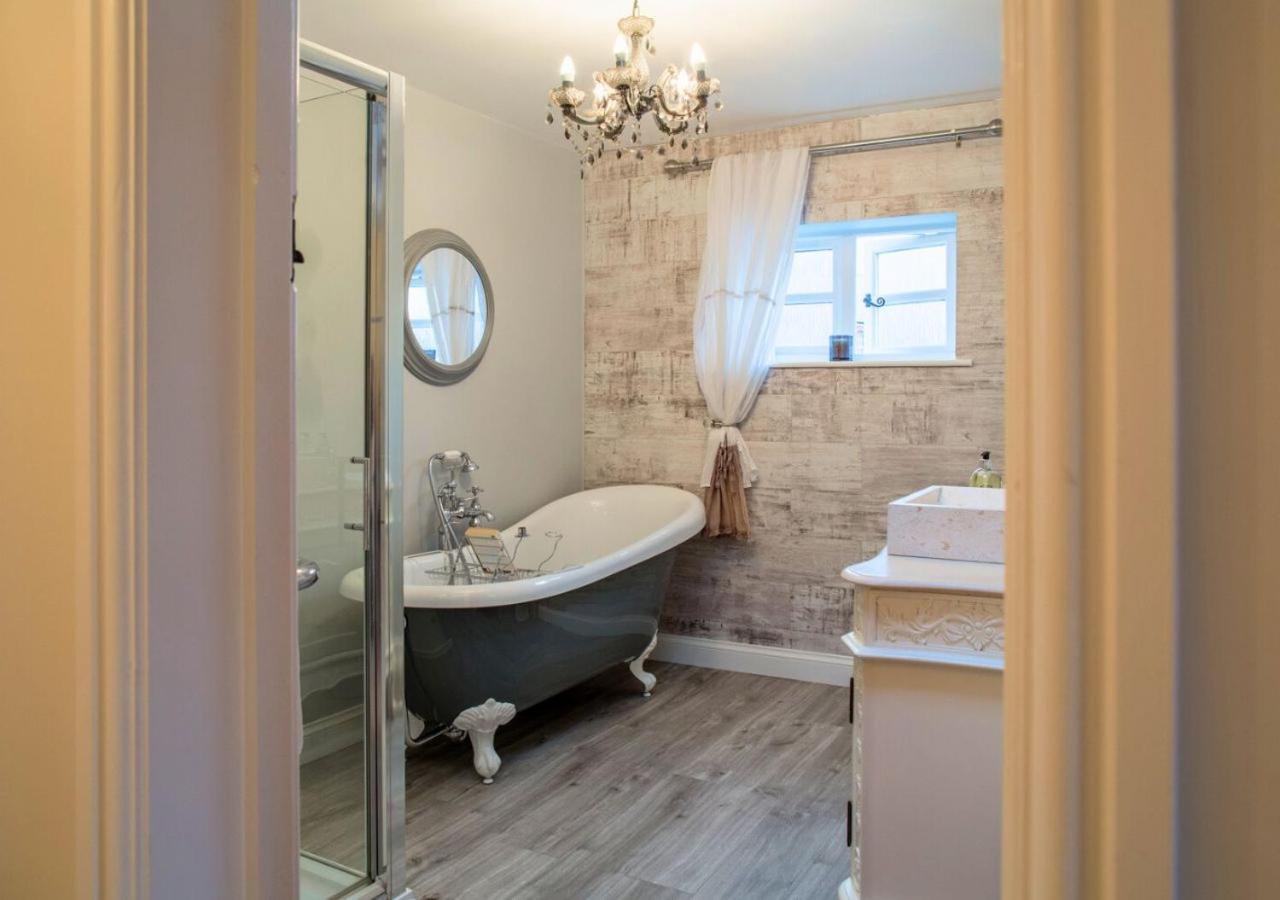 Charming 2 Bed House in Tewkesbury Centre view 2
