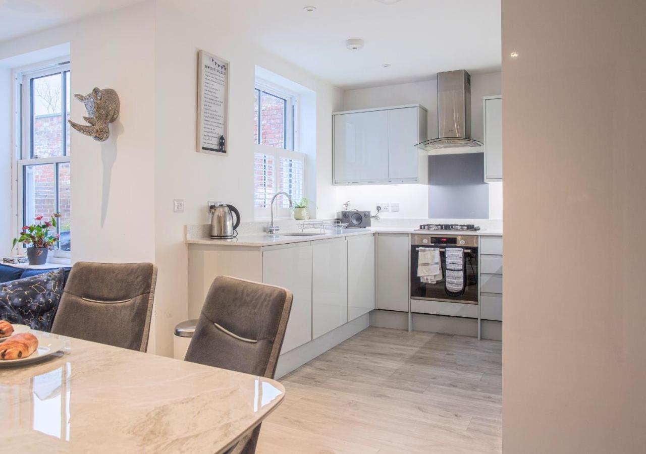 Stunning 2 Bed with Private Patio and Free Parking view 2