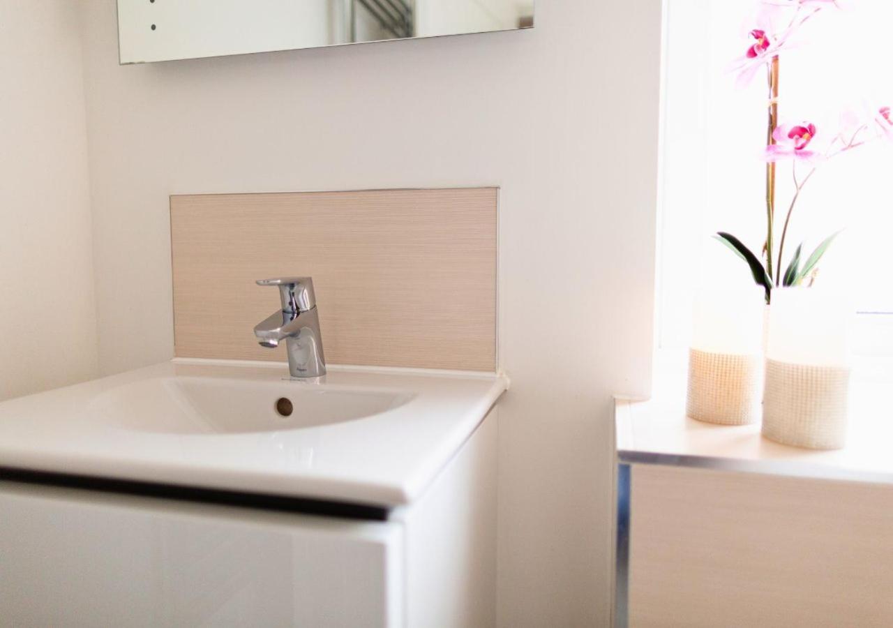 Stunning 2 Bed with Private Patio and Free Parking view 3