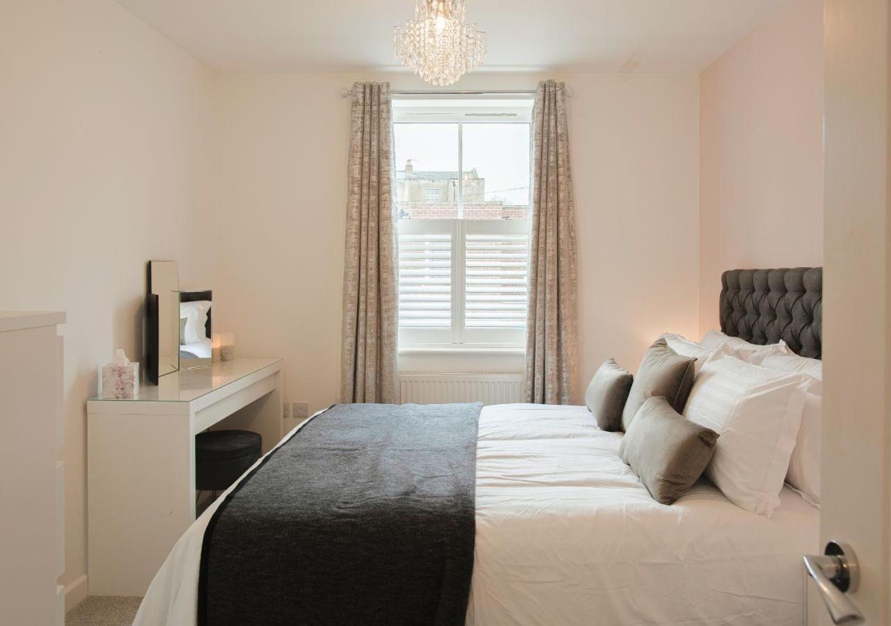 Stunning 2 Bed with Private Patio and Free Parking view 4
