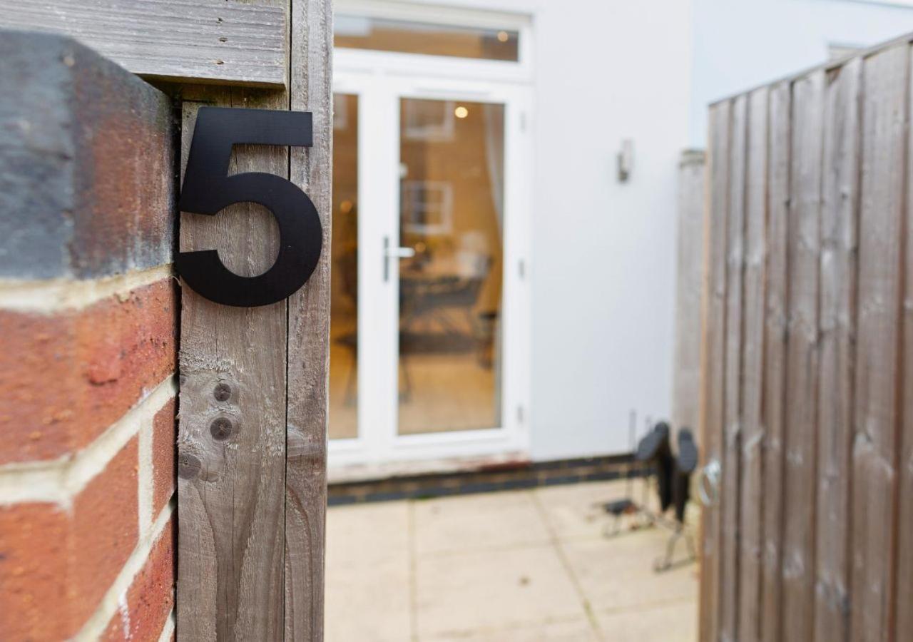 Stunning 2 Bed with Private Patio and Free Parking view 5