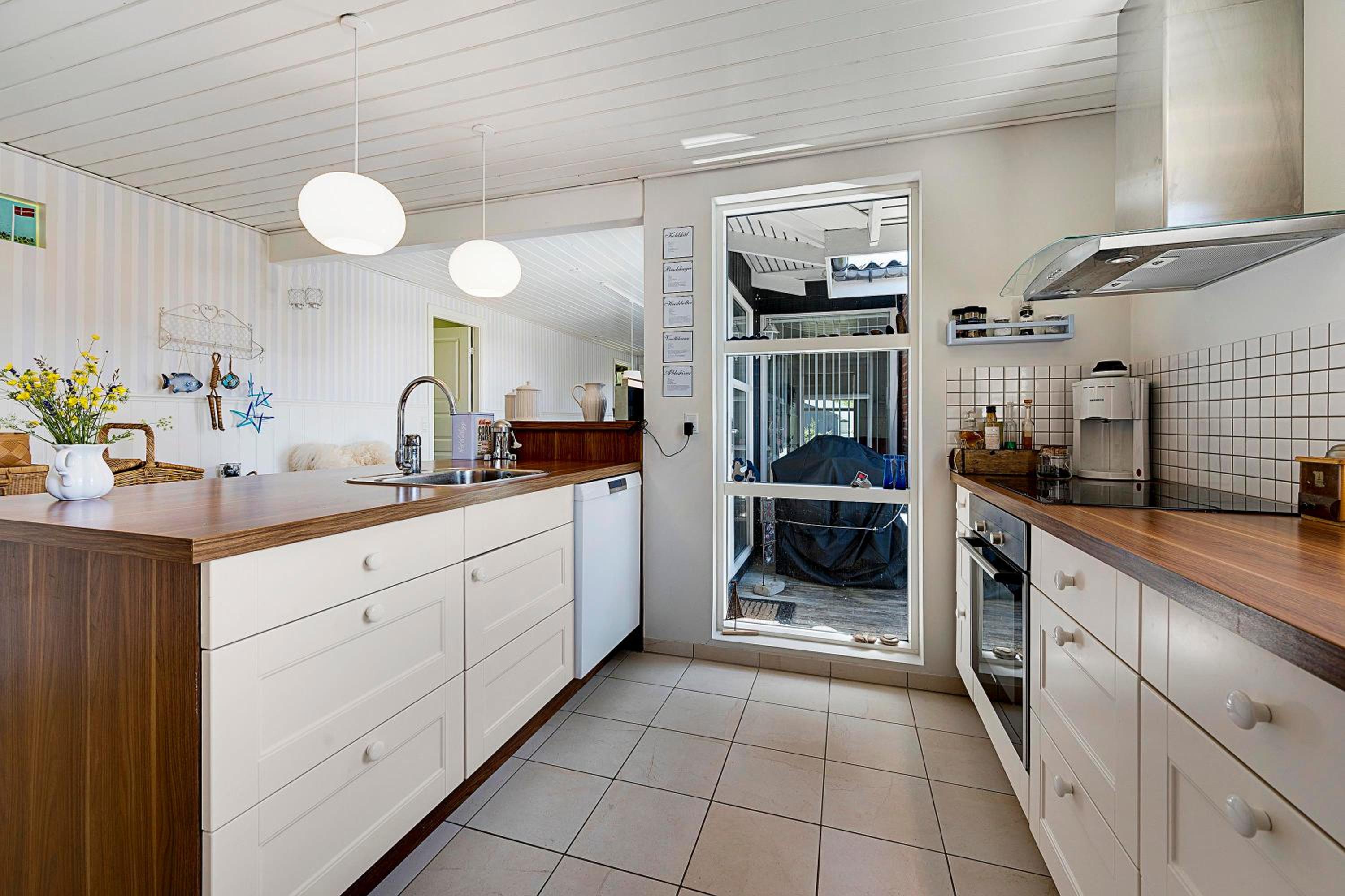 Spacious Holiday Home With Sea Glimpse Walking Distance To Lyngsbæk Beach
