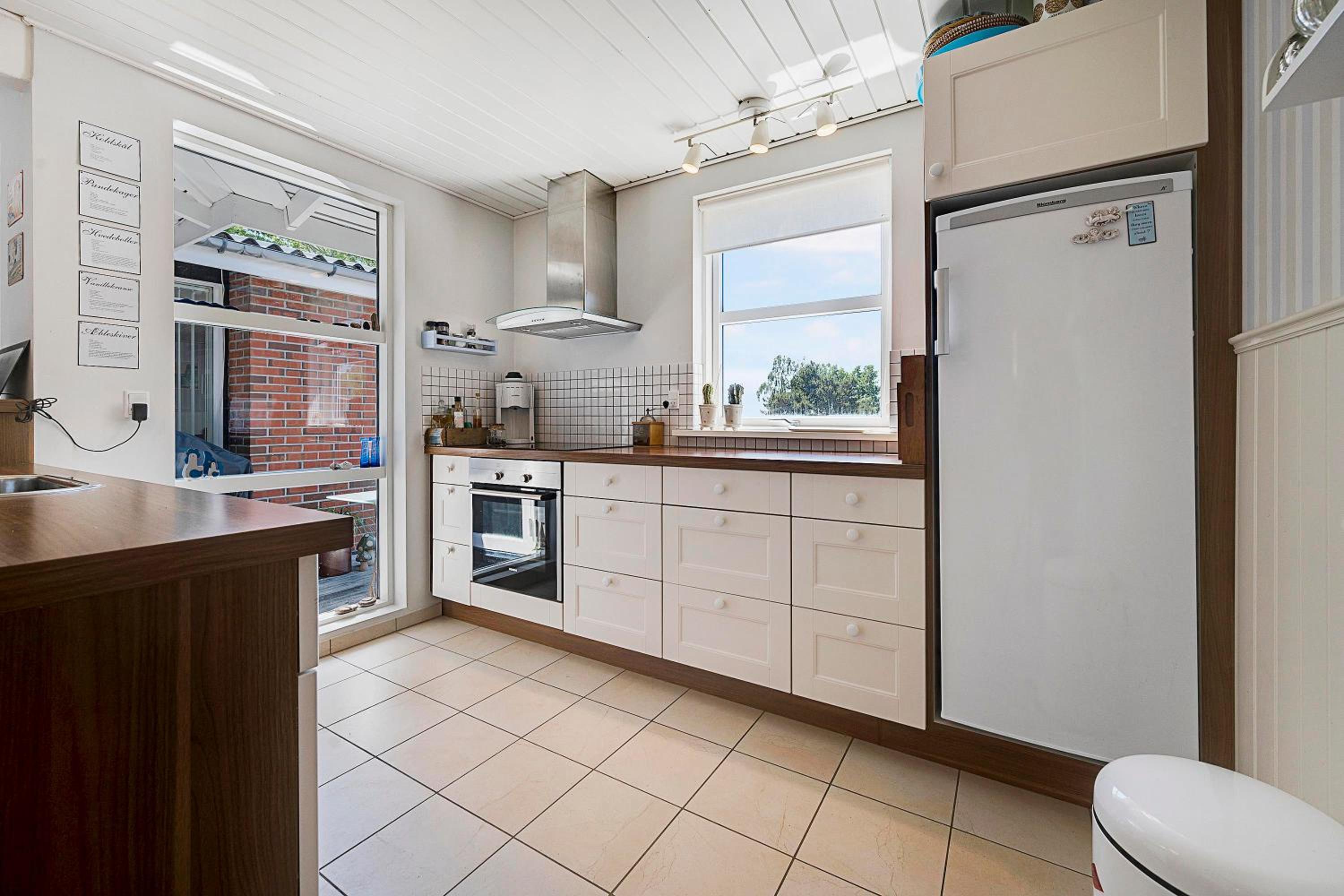 Spacious Holiday Home With Sea Glimpse Walking Distance To Lyngsbæk Beach
