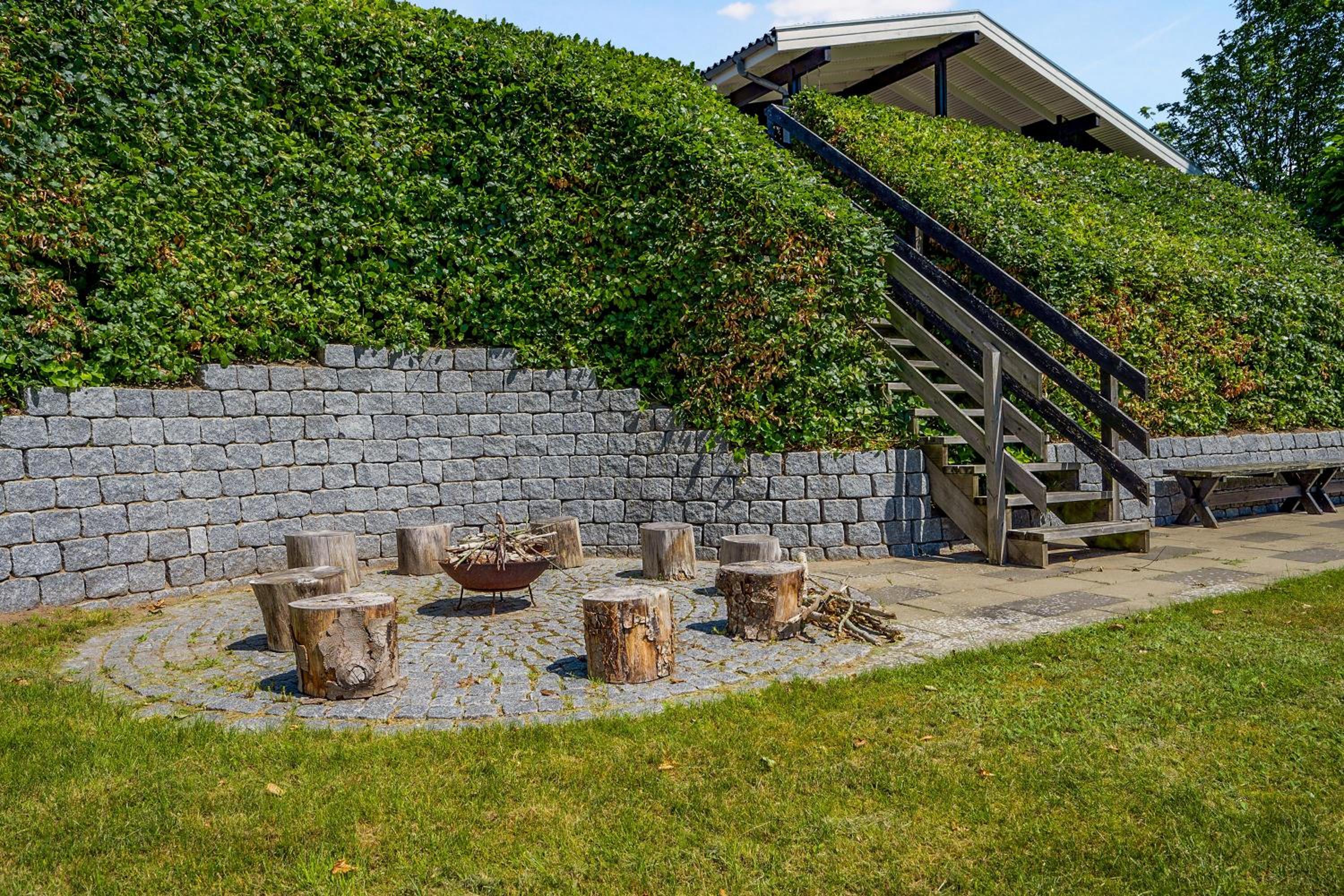Spacious Holiday Home With Sea Glimpse Walking Distance To Lyngsbæk Beach