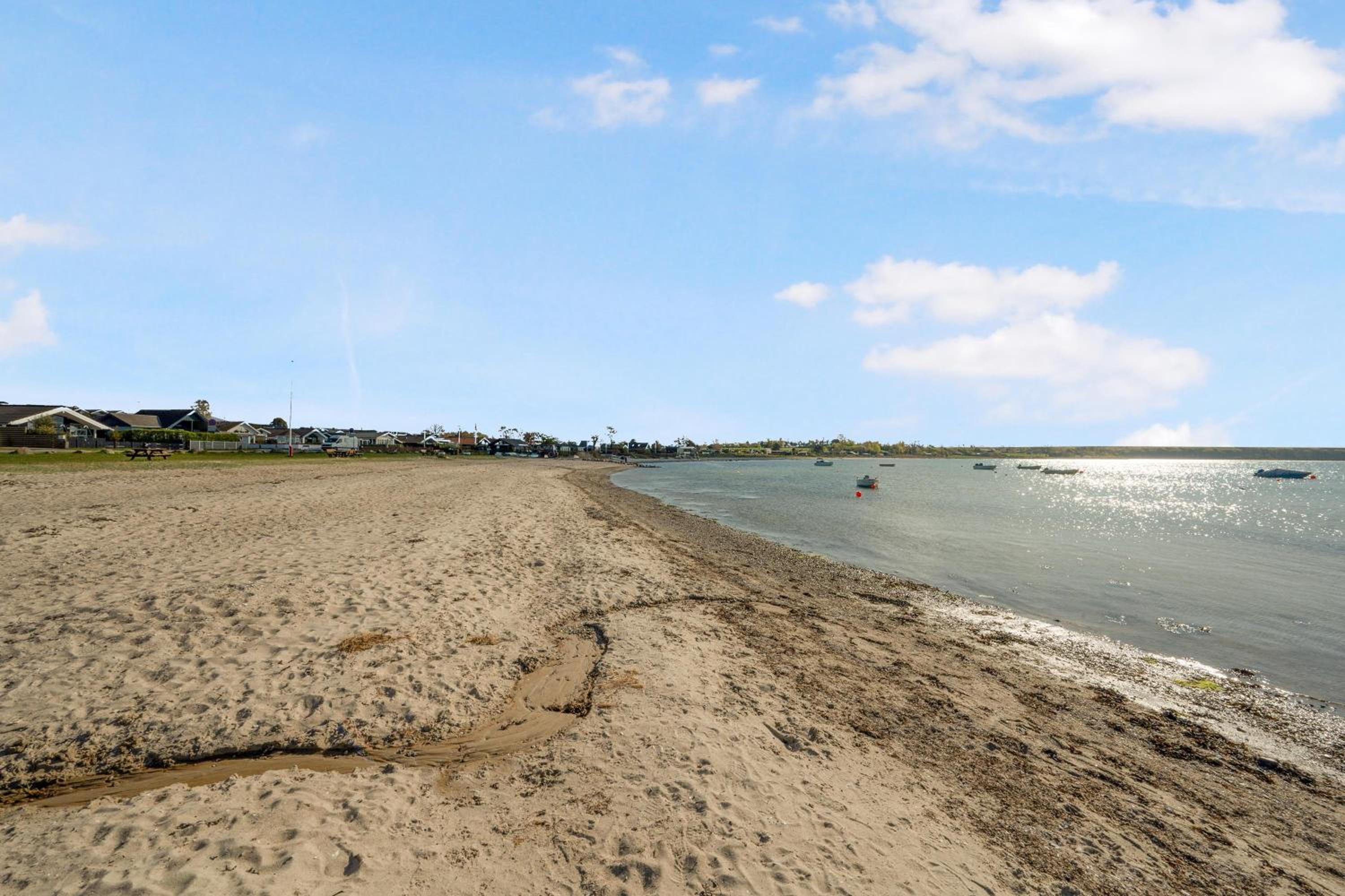 Nybygget Feriehus Højt Beliggende Ved Følle Strand Med Udsigt Over Aarhus Bugten