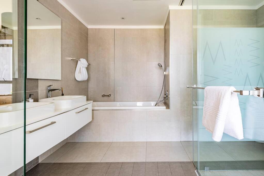 Contemporary unit in the Heart of the Sandton city