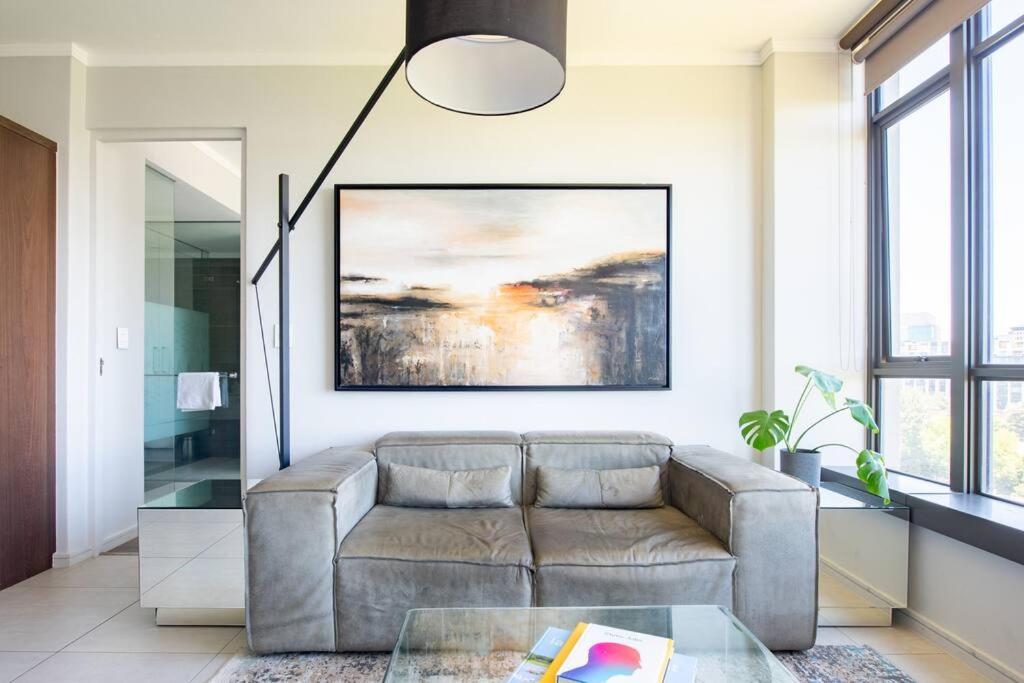Contemporary unit in the Heart of the Sandton city