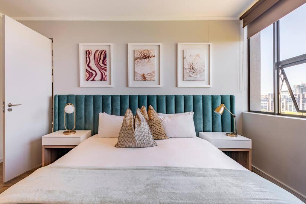 Contemporary unit in the Heart of the Sandton city