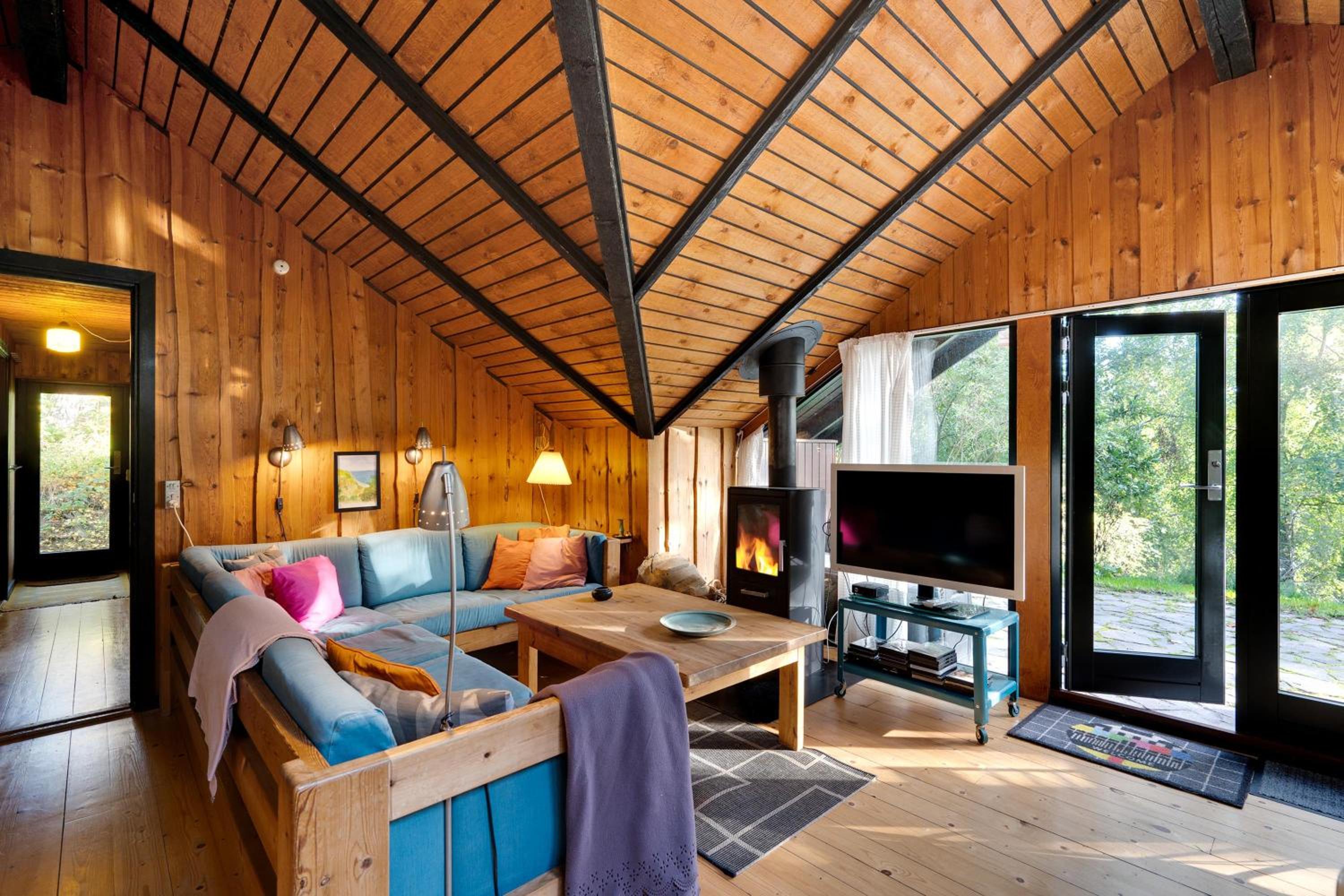 Charming Older Holiday Home With Private Wilderness Hot Tub On Scenic Helgenæs