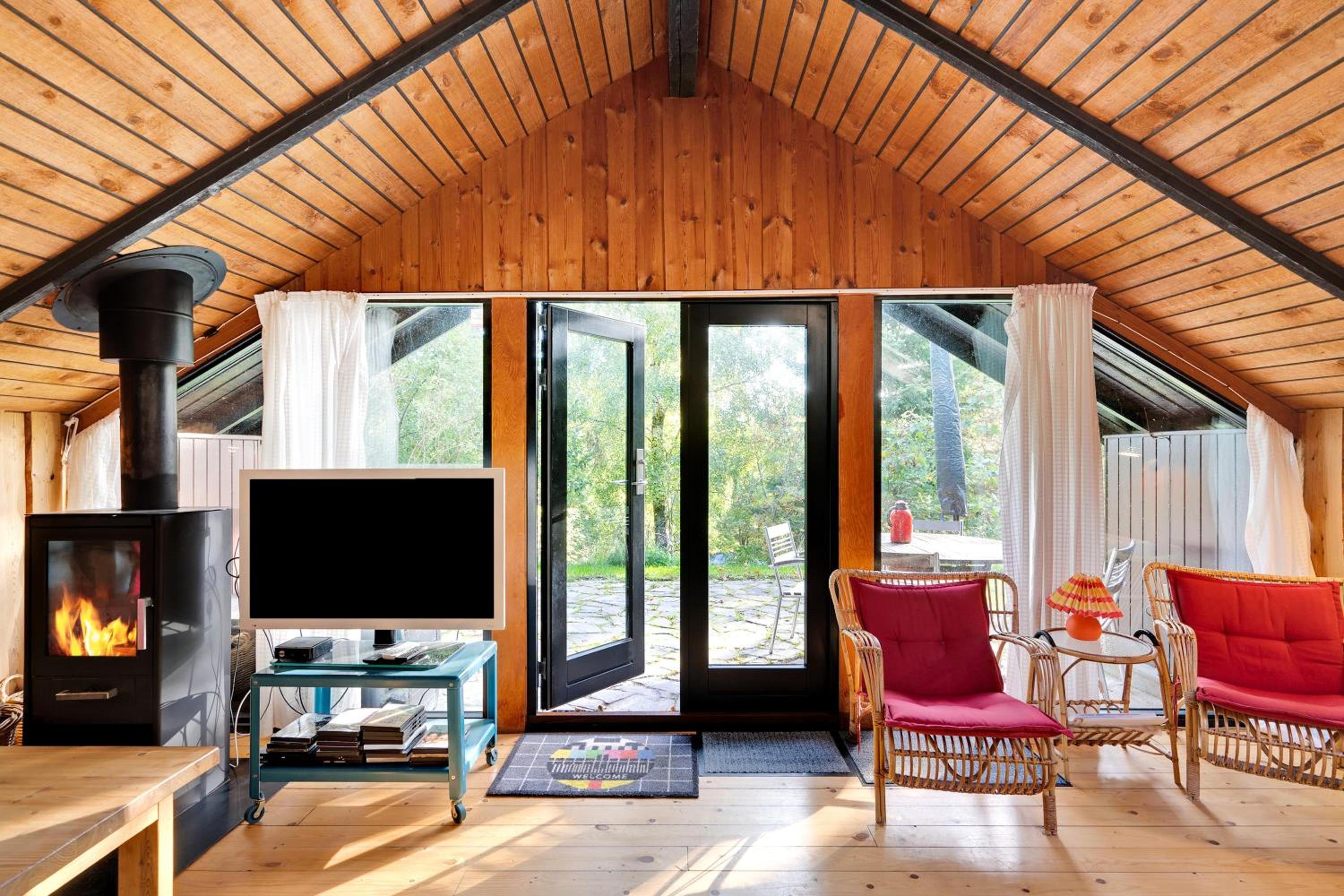 Charming Older Holiday Home With Private Wilderness Hot Tub On Scenic Helgenæs