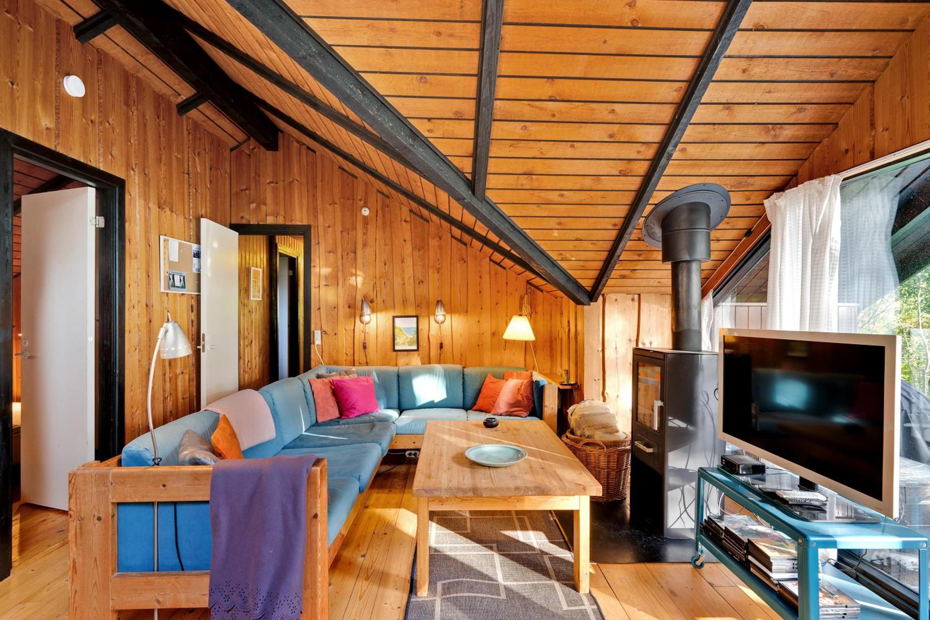 Charming Older Holiday Home With Private Wilderness Hot Tub On Scenic Helgenæs