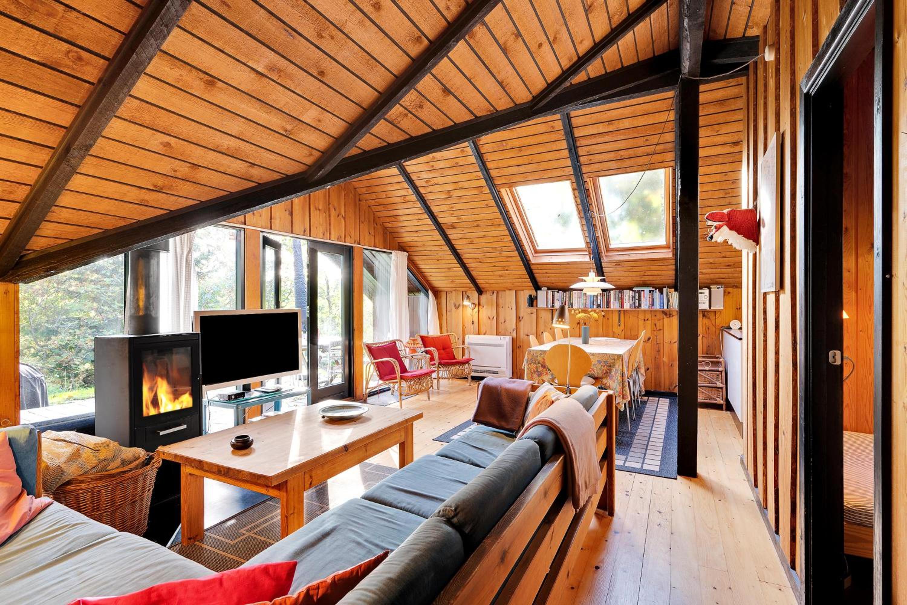 Charming Older Holiday Home With Private Wilderness Hot Tub On Scenic Helgenæs
