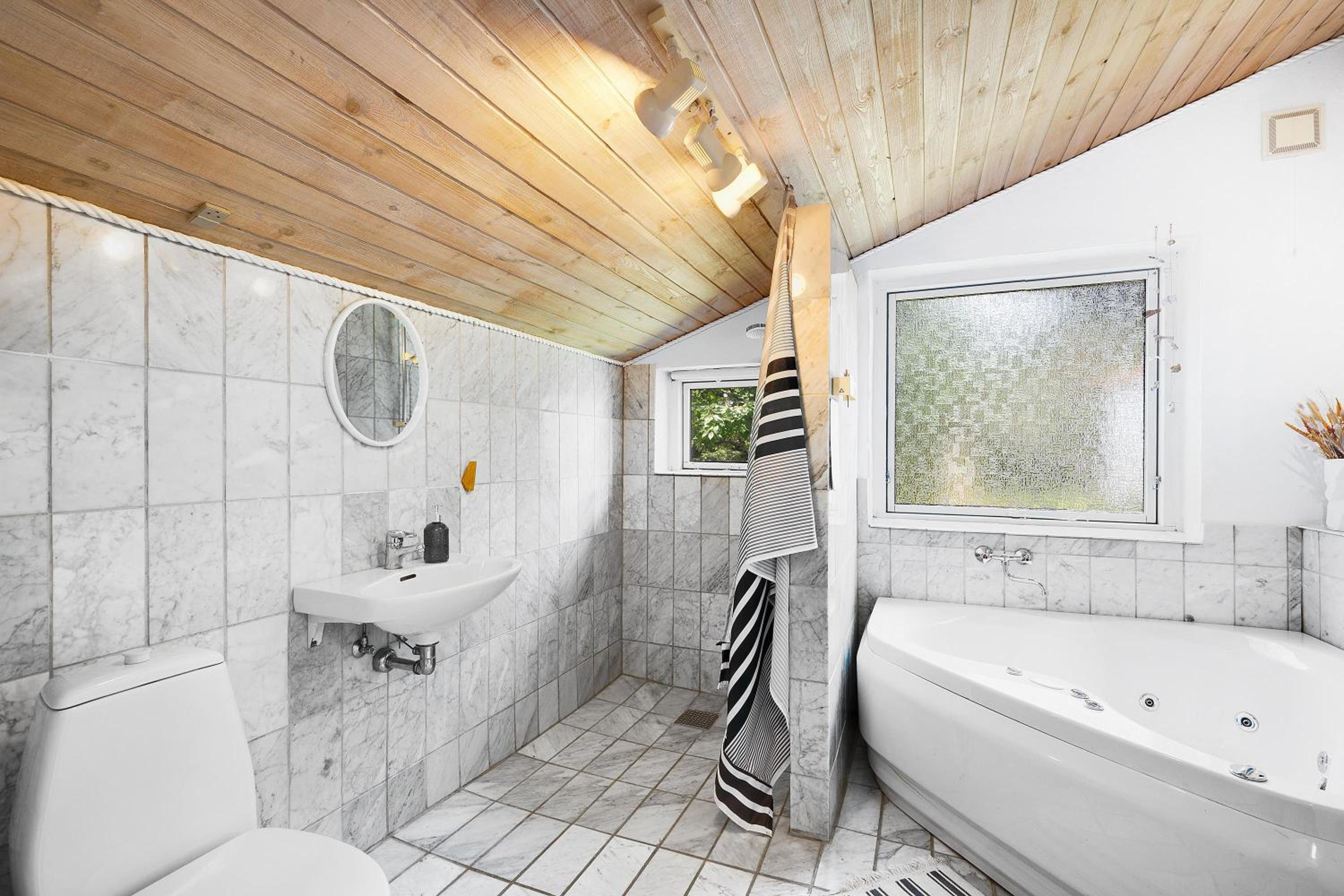 Cozy Split-Level Holiday Home With Spa Close To The Beach And Mols Bjerge