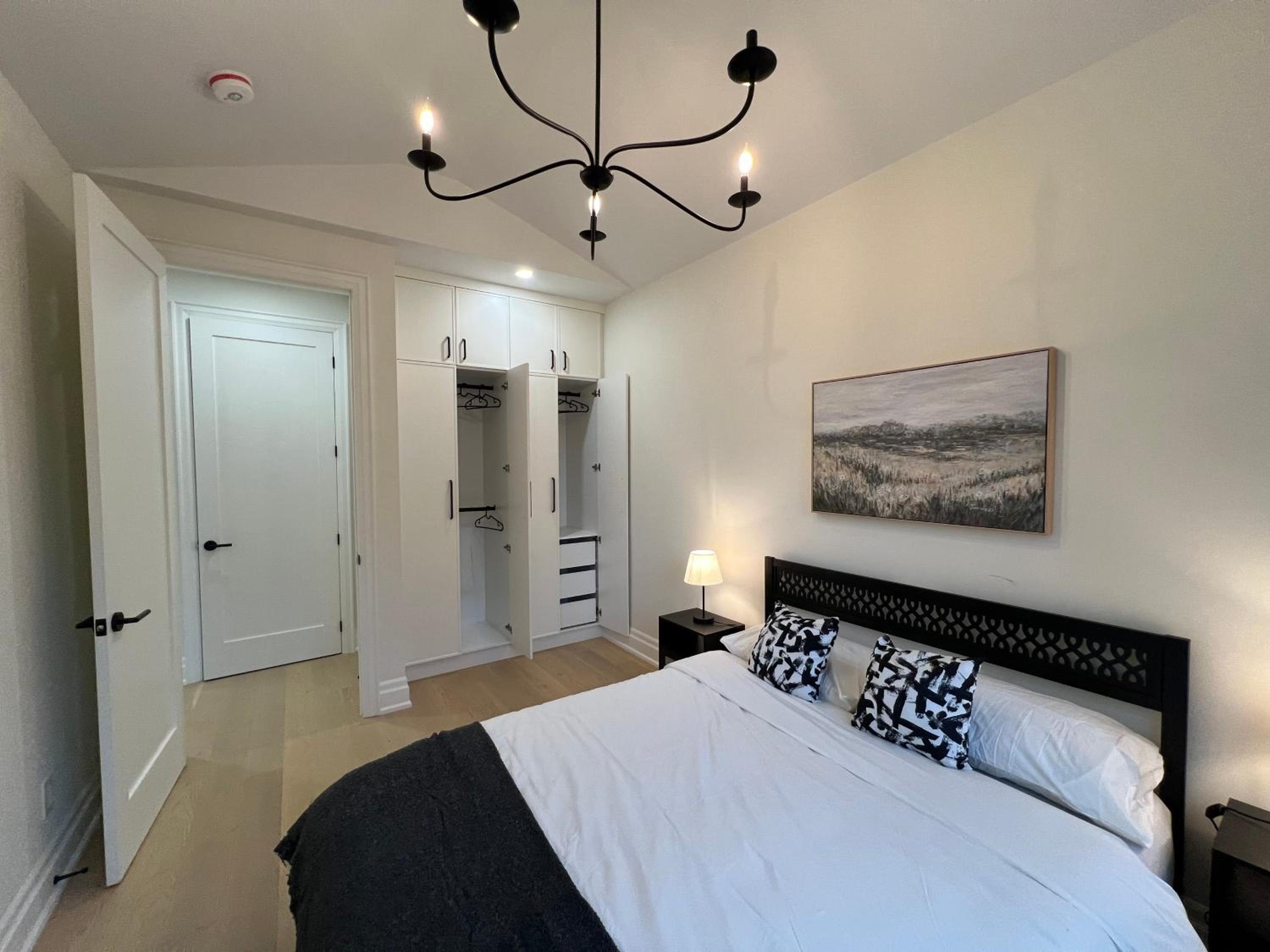 Peaceful Downtown Oakville 4 bedroom house, Steps to Lake