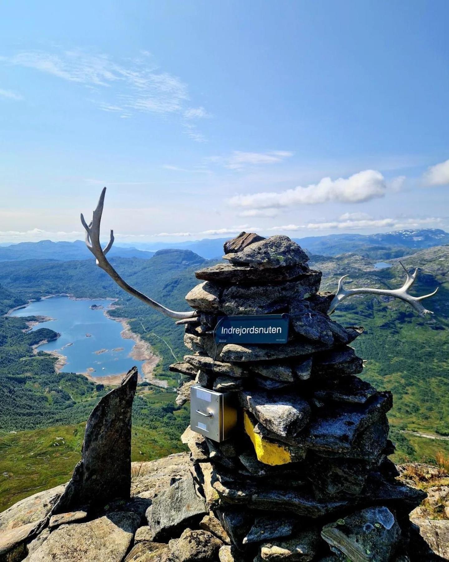 Handeland Lodge Near Trolltunga and Pulpit Rock Sleeps 18 with Sauna