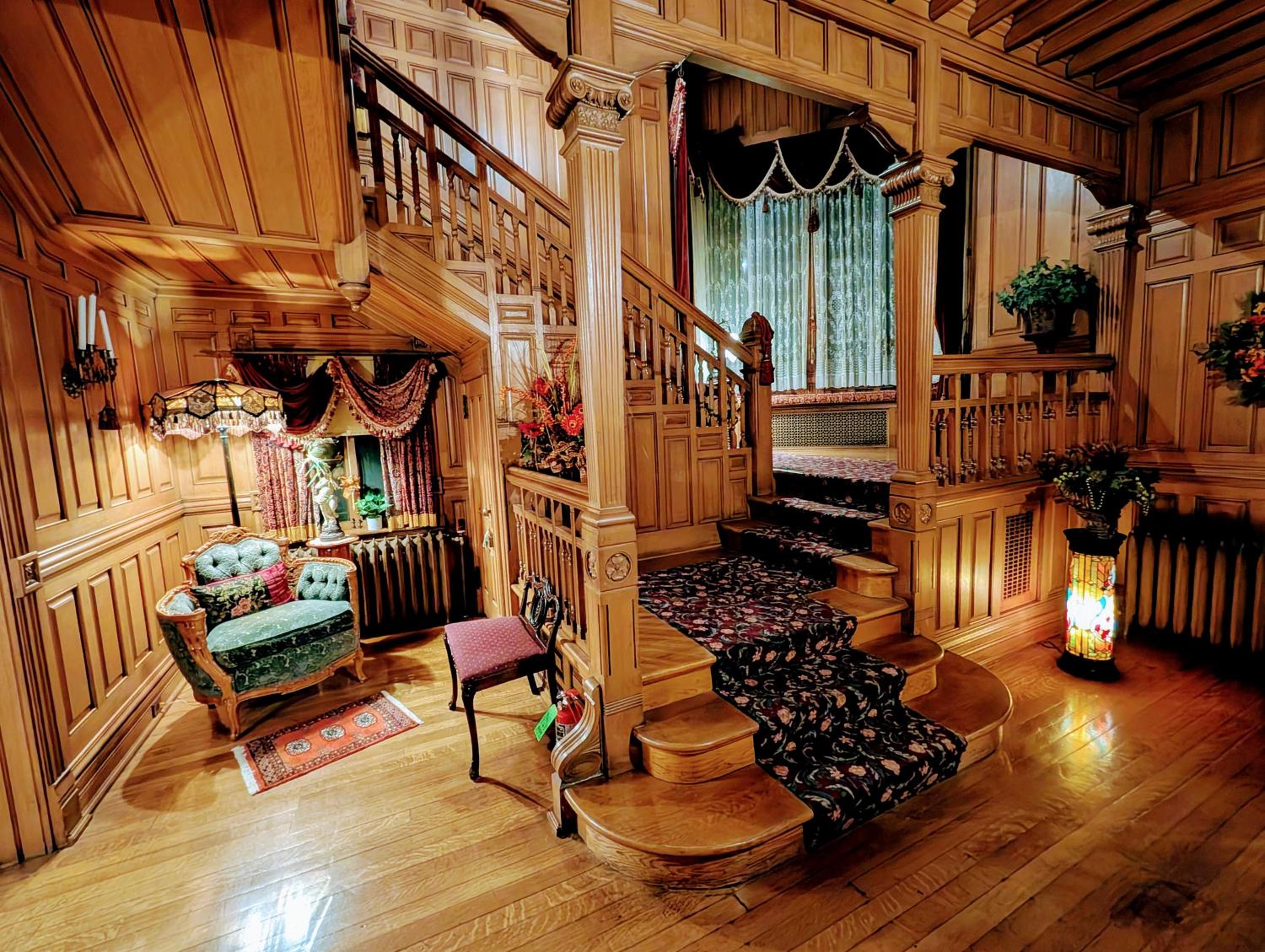 Alexander Mansion Bed and Breakfast view 2