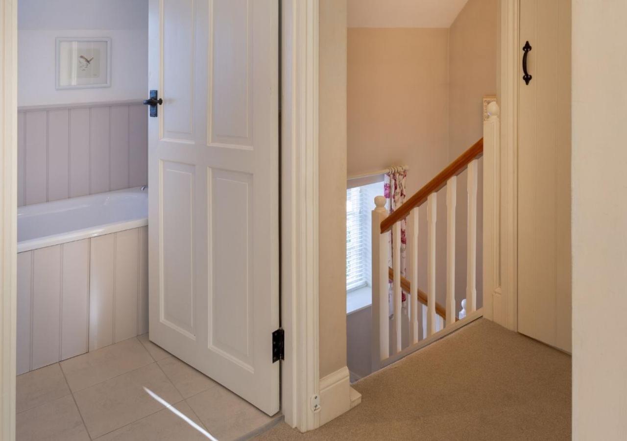 Jasmine Cottage - 2 Bedroom in Heart of Bourton view 2
