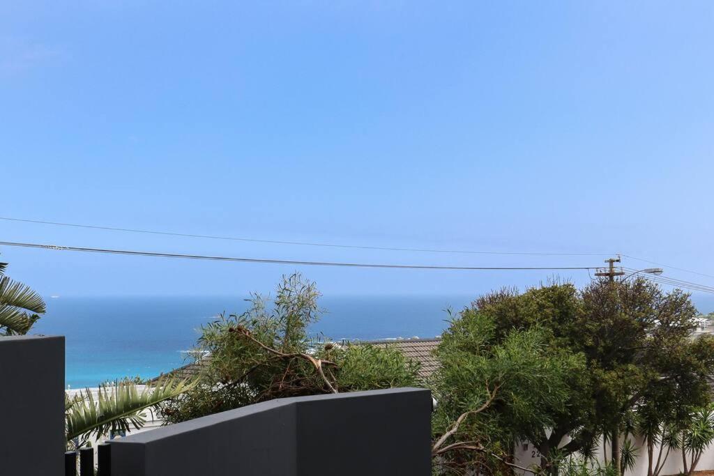 Paradise in Camps Bay, Luxury Villa with Pool and Views view 4