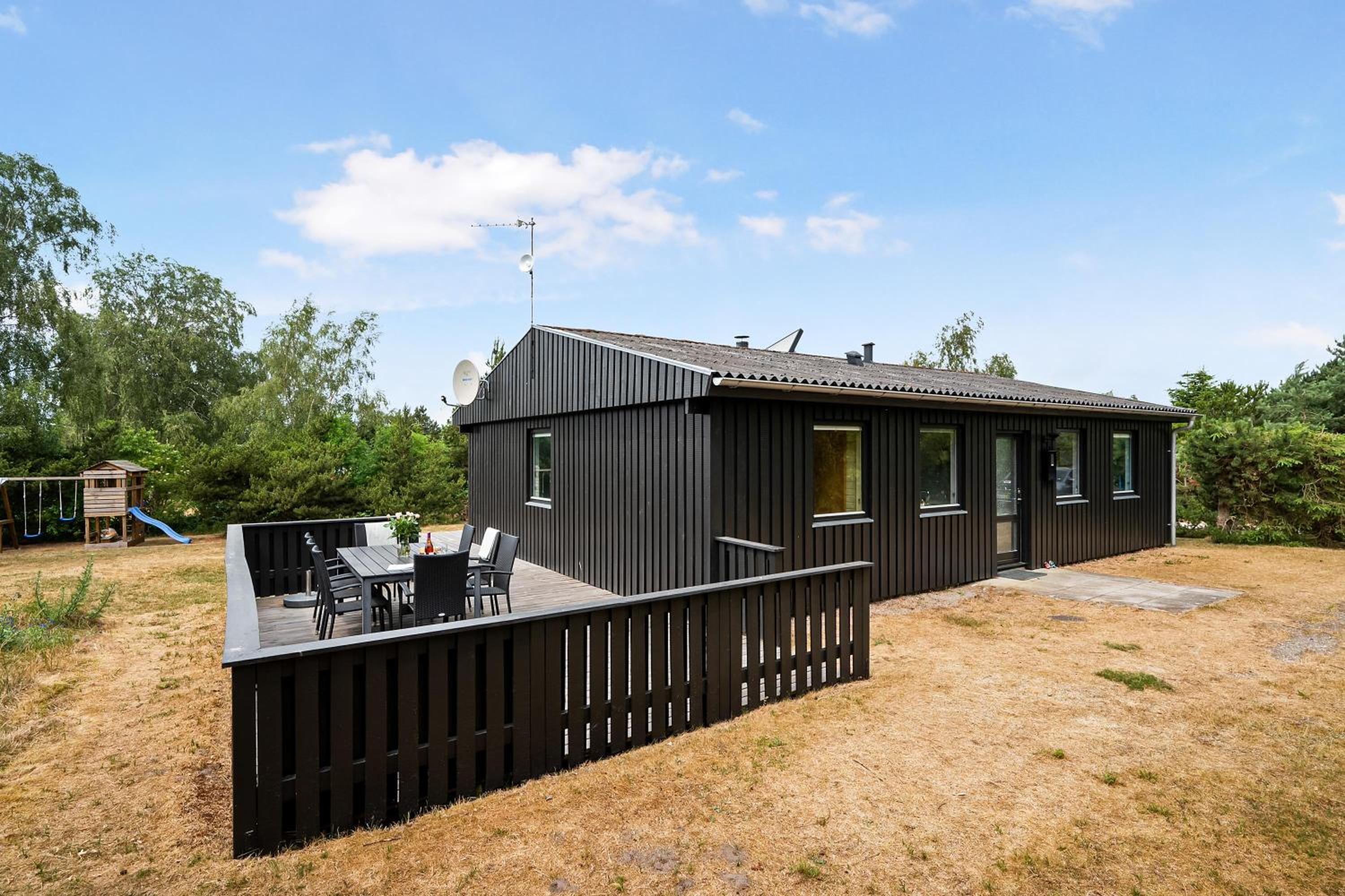 Lovely Holiday Home Within Walking Distance To A Great Beach
