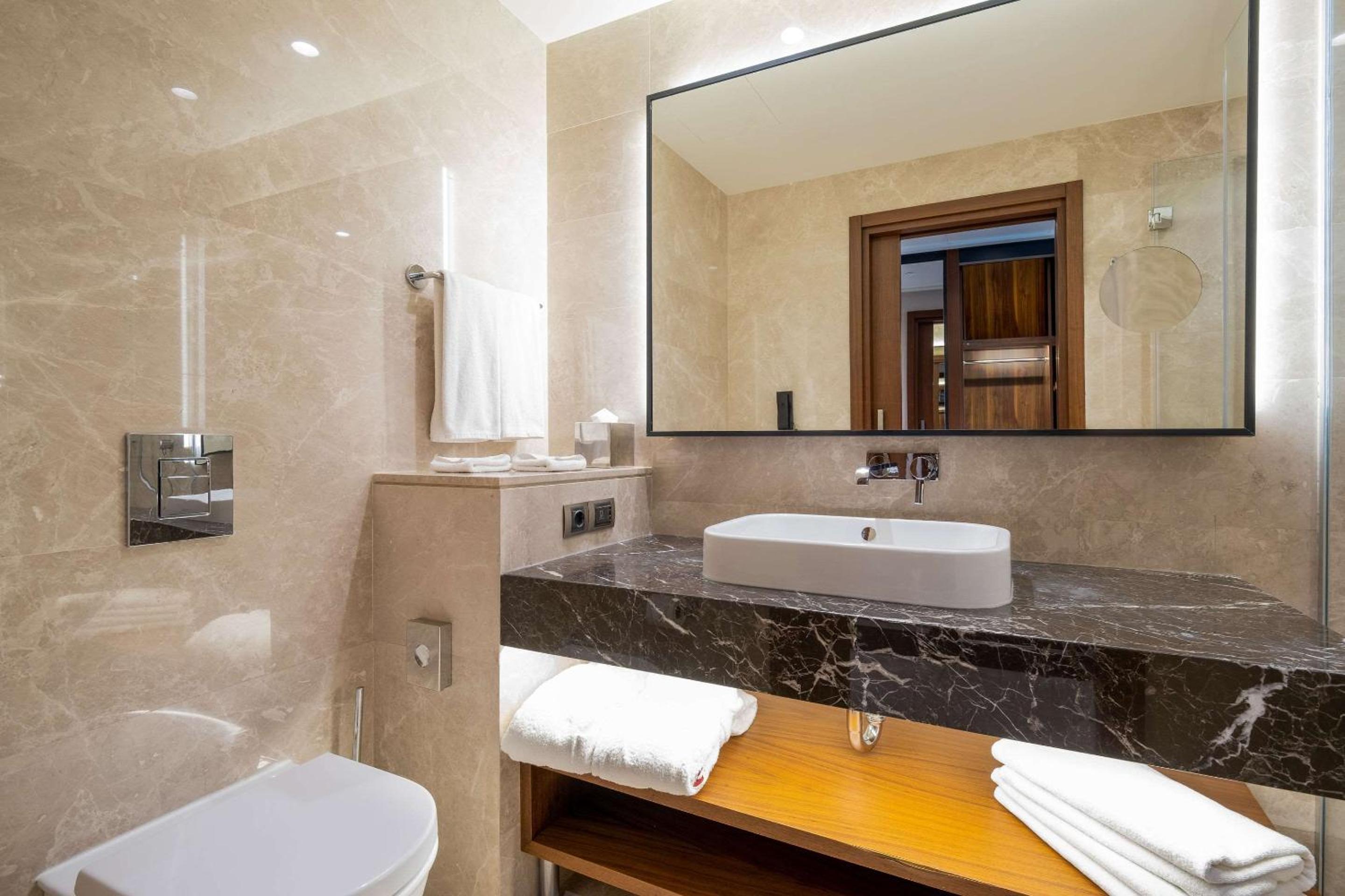 Clarion Otel Golden Horn - Image 36