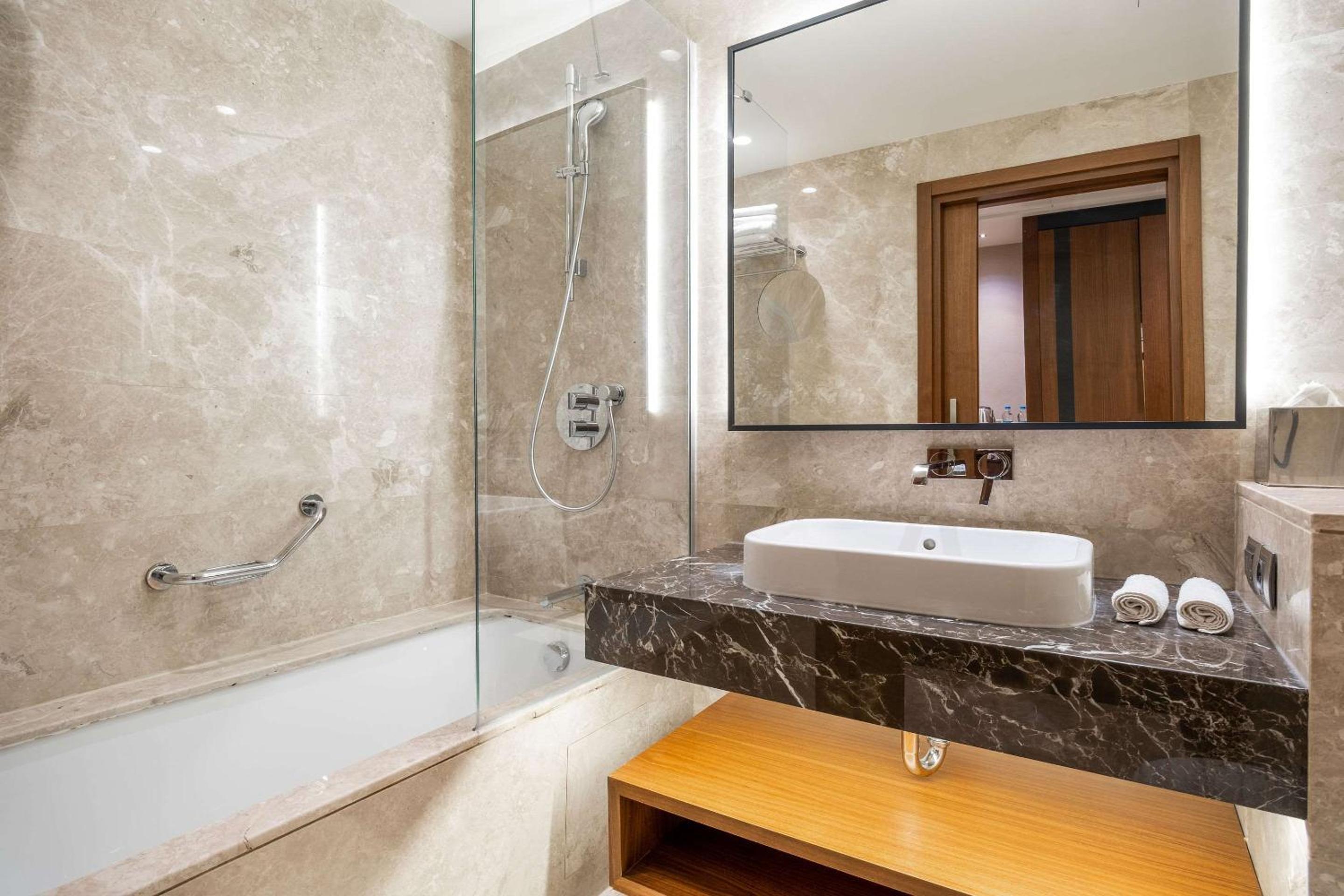 Clarion Otel Golden Horn - Image 37