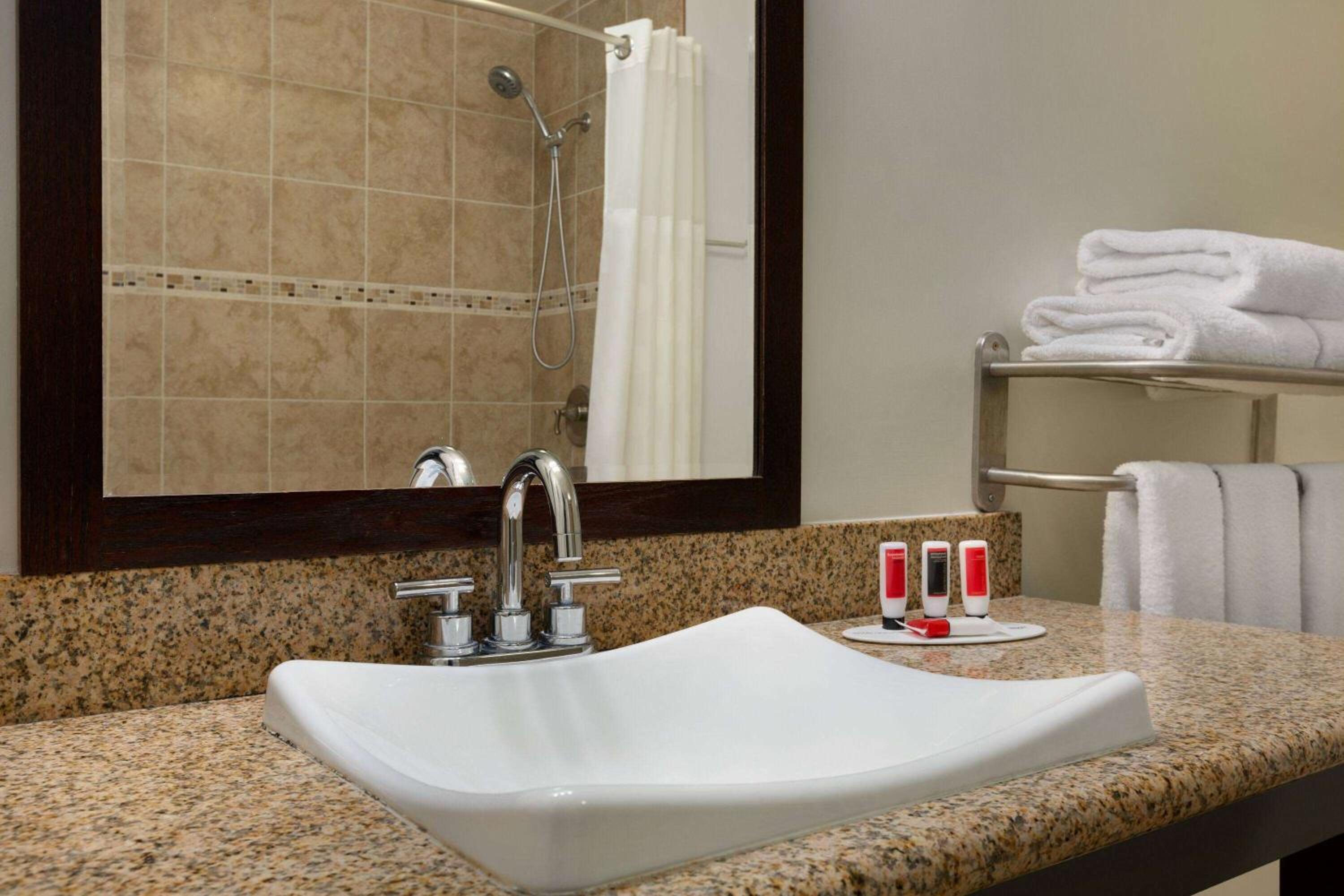 Oakland Vacations - Ramada by Wyndham Oakland Downtown City Center - Property Image 3