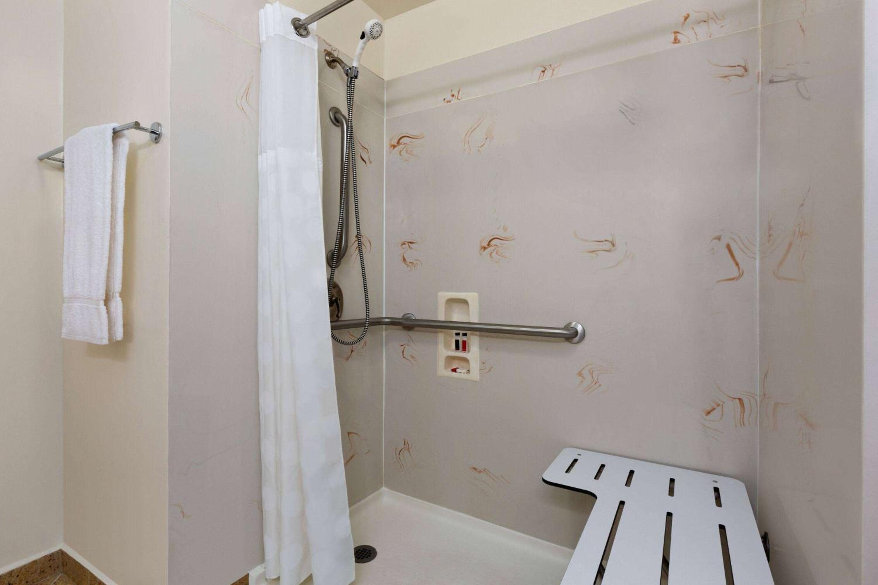 Oakland Vacations - Ramada by Wyndham Oakland Downtown City Center - Property Image 4