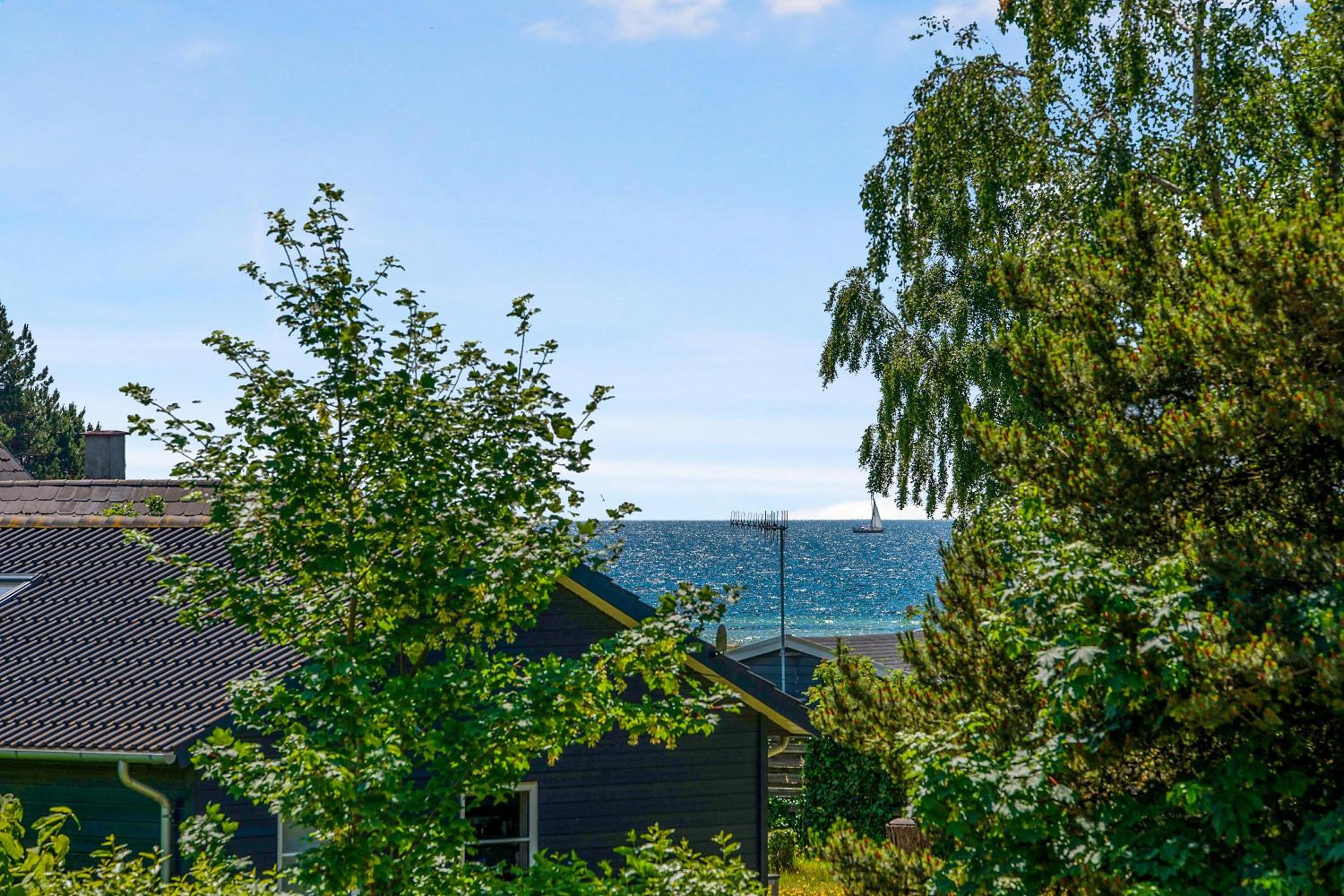 Spacious Holiday Home With Sea Glimpse Walking Distance To Lyngsbæk Beach