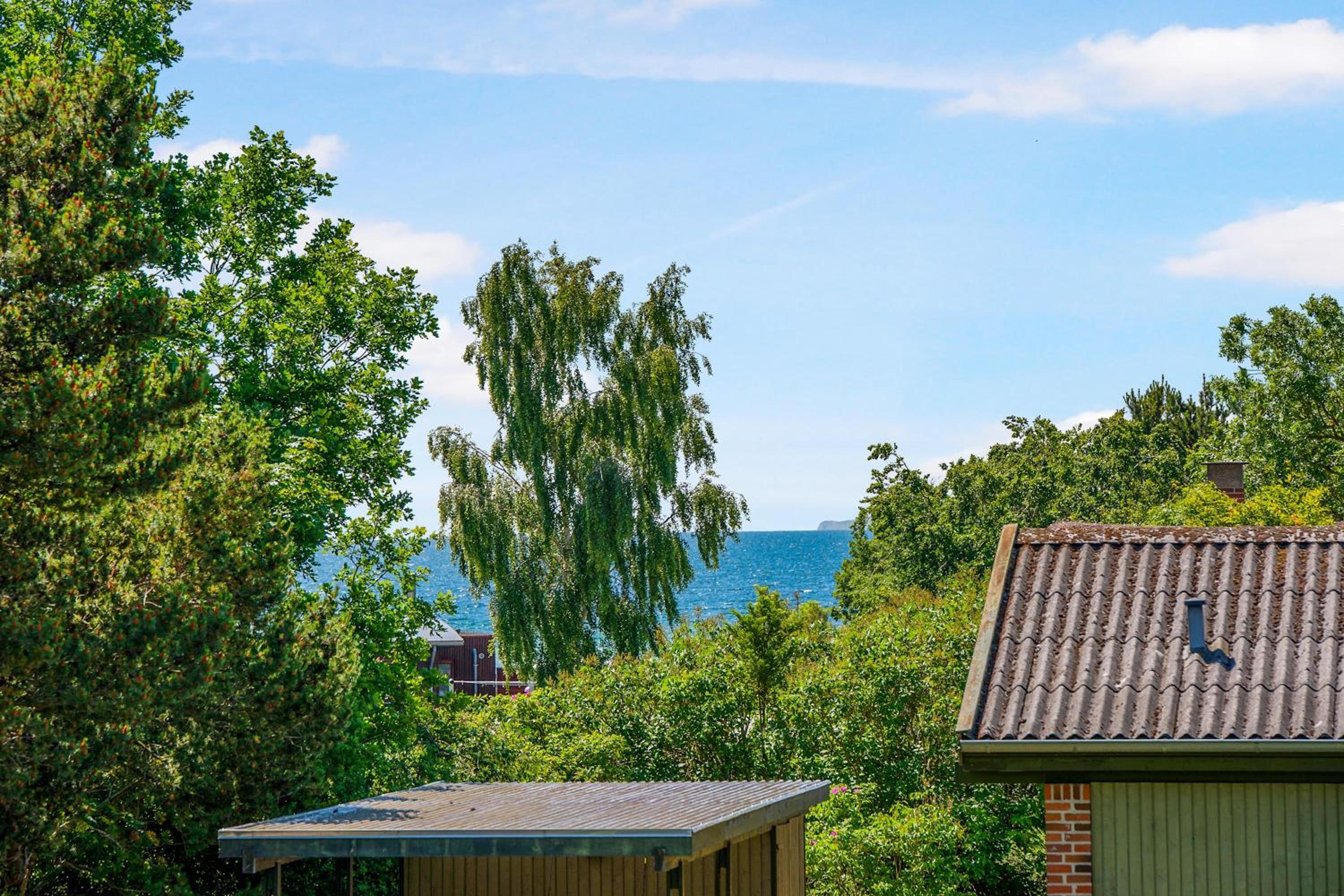 Spacious Holiday Home With Sea Glimpse Walking Distance To Lyngsbæk Beach