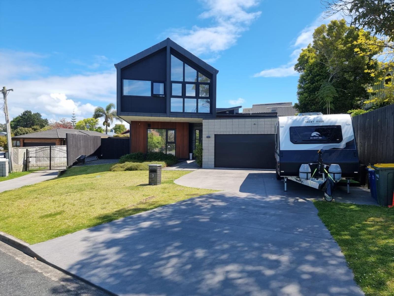 Beautiful Modern Home Close To Beach view 2
