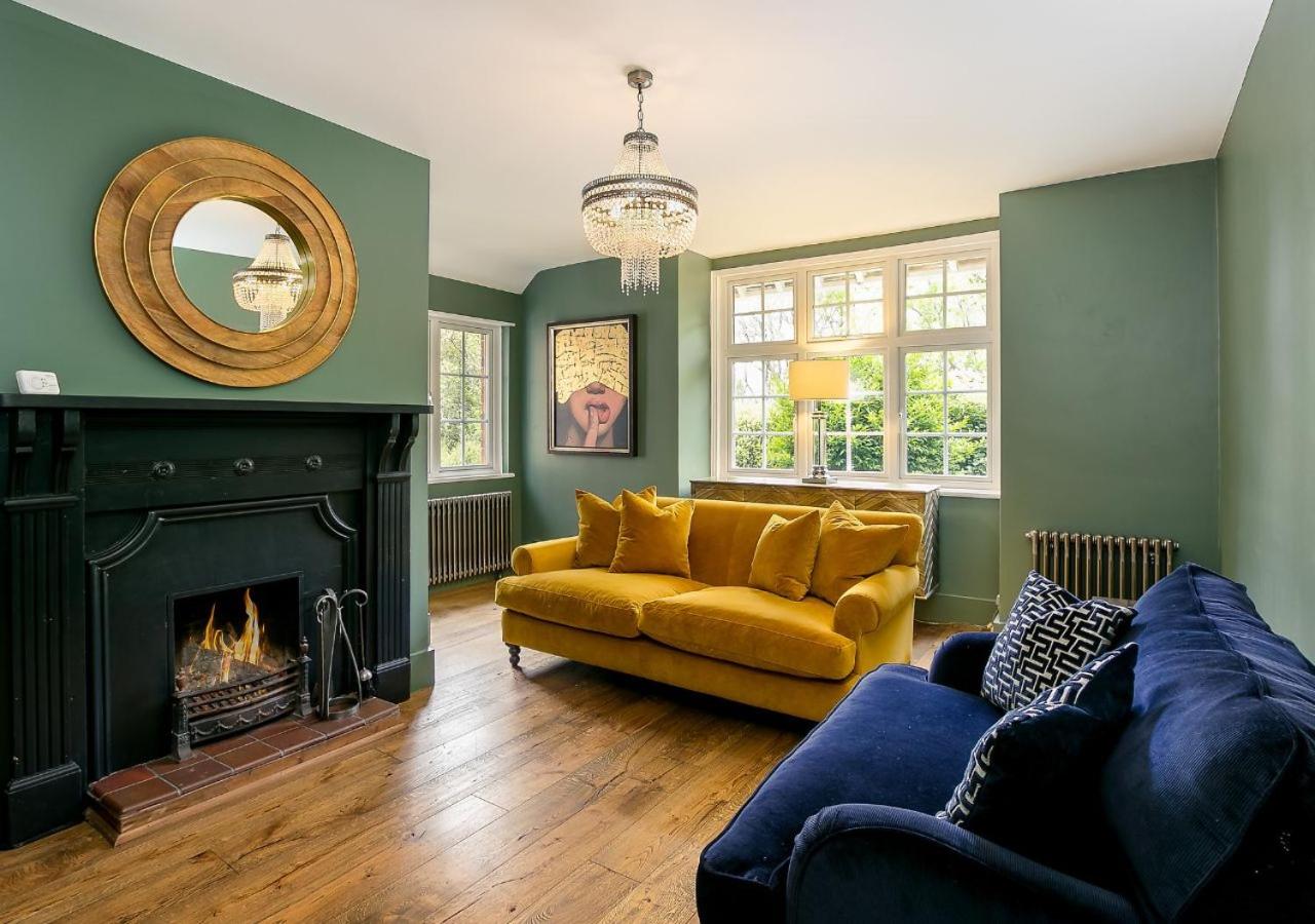 Lodge Farm - Stunning 3 Bed with Large Garden! view 2