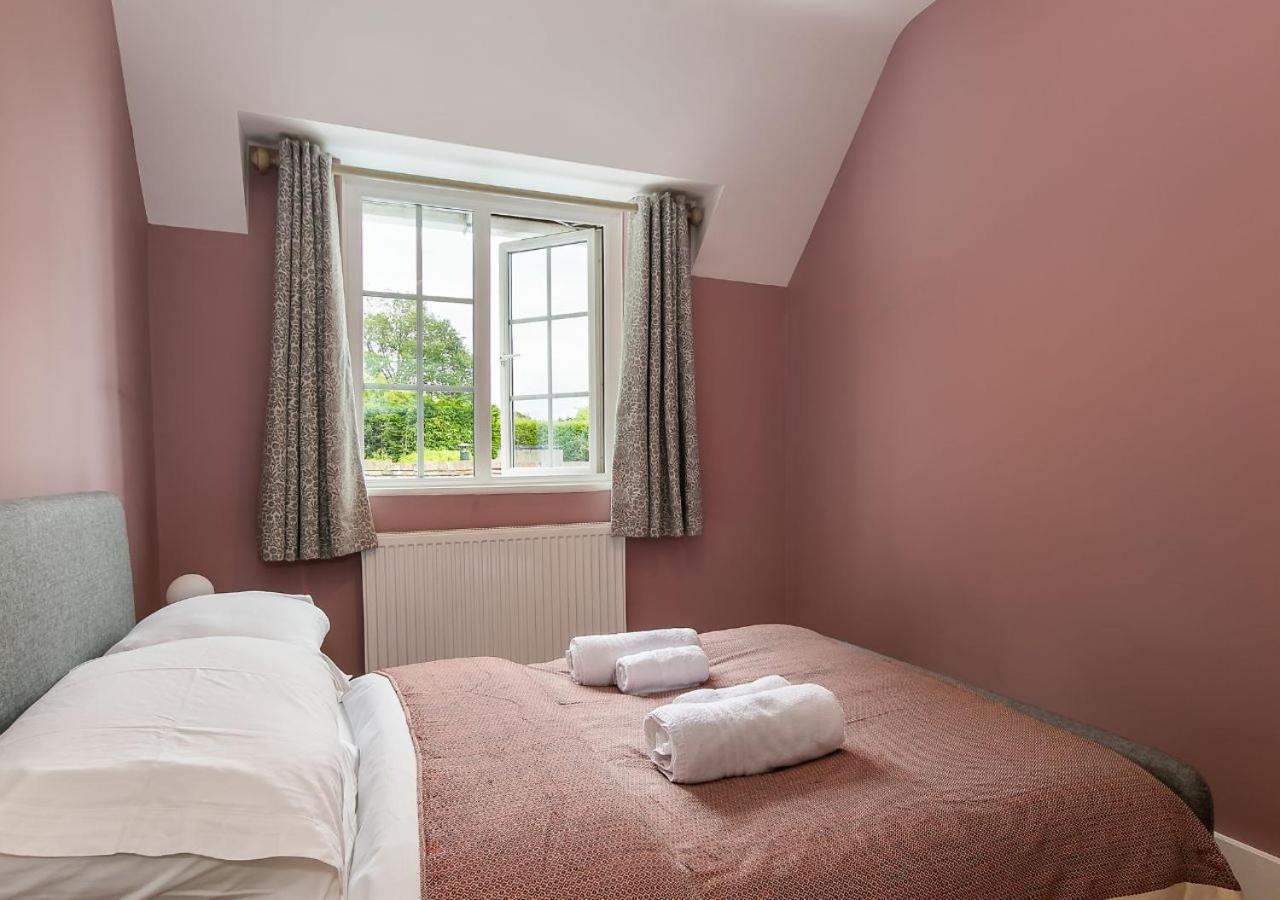 Lodge Farm - Stunning 3 Bed with Large Garden! view 4