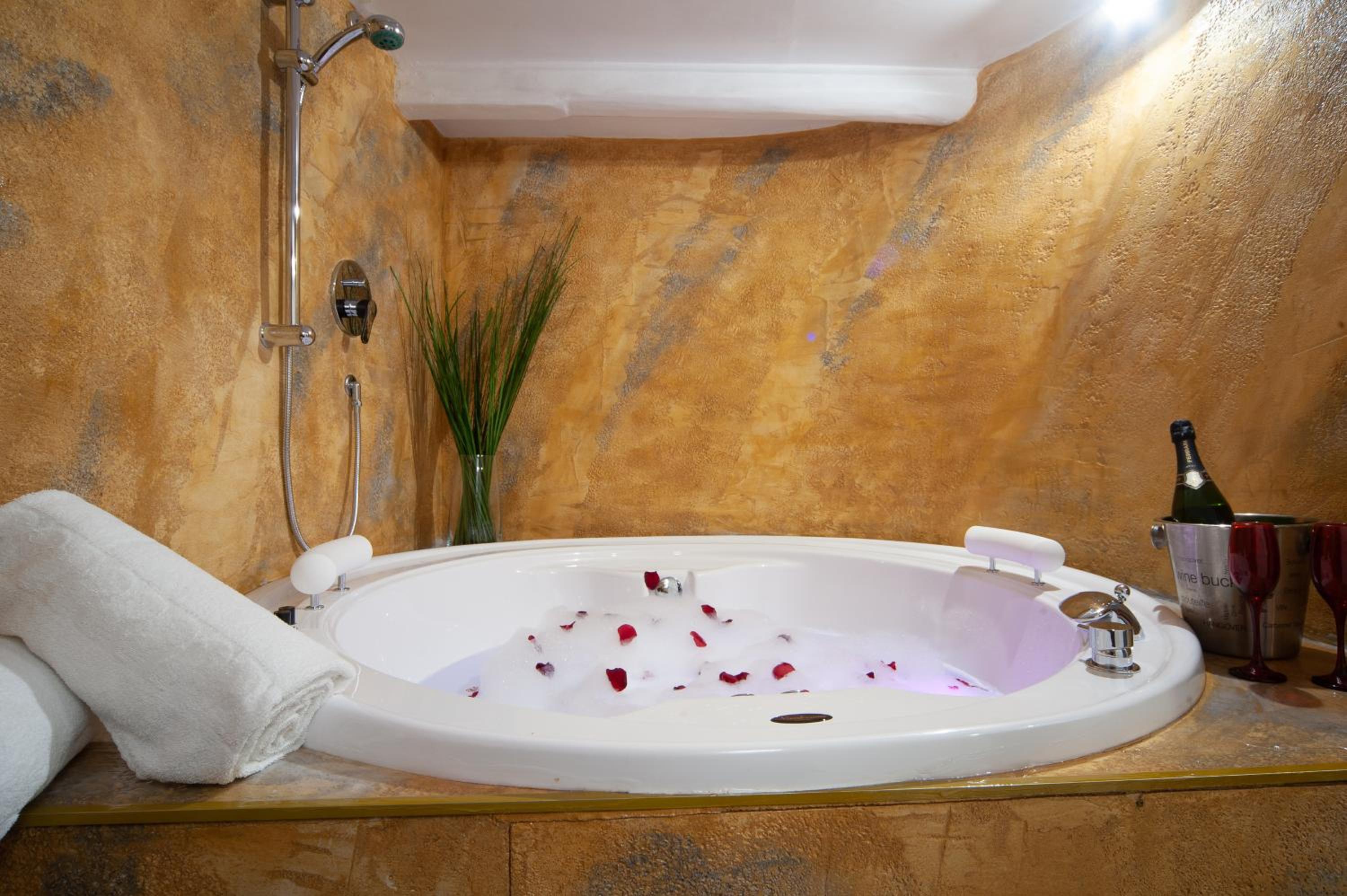 Navona Jacuzzi Apartment photo 5