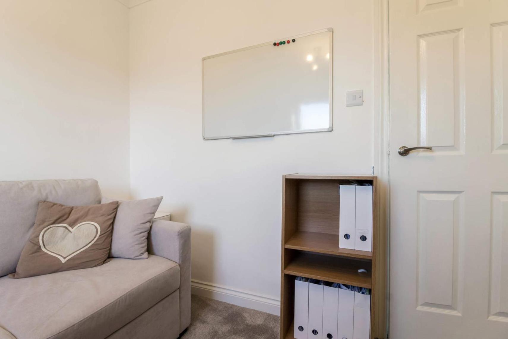 Bonnie - Lovely two bedroom house close to Queens Park and Hampden Stadium view 2