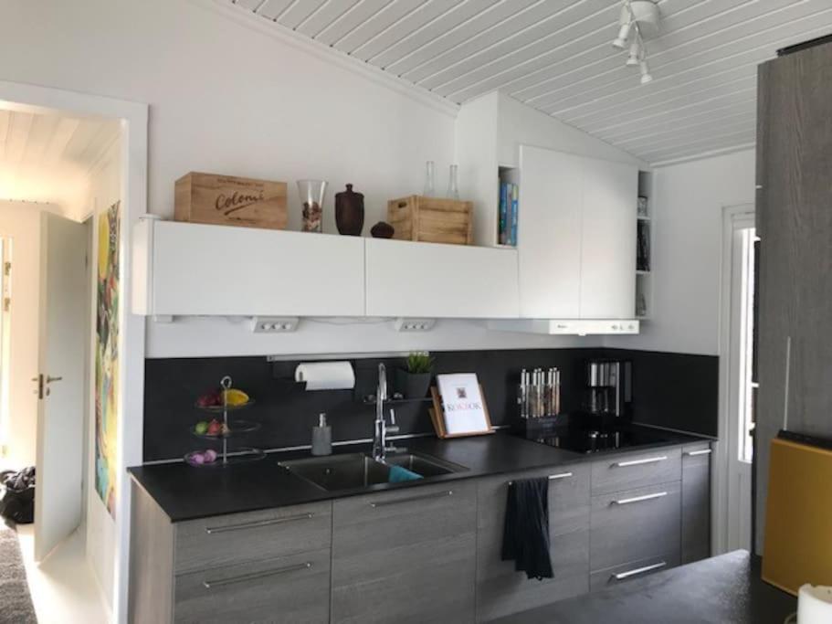 Modern stuga med strandtomt view 2