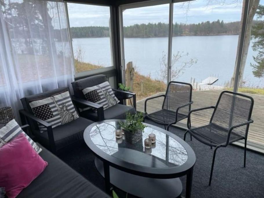 Modern stuga med strandtomt view 3