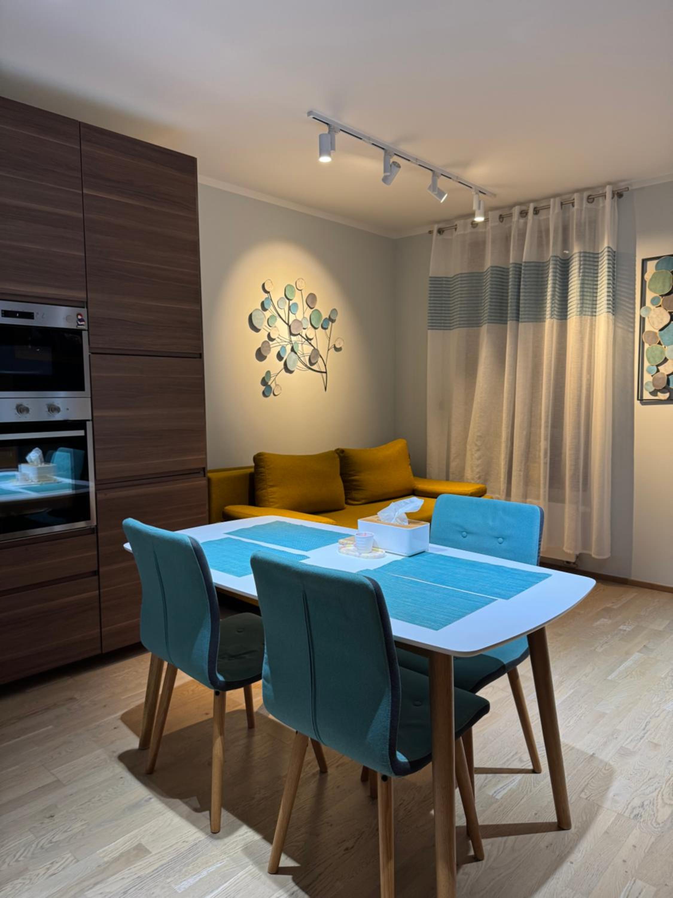 Cozy apt - parking & all amenities