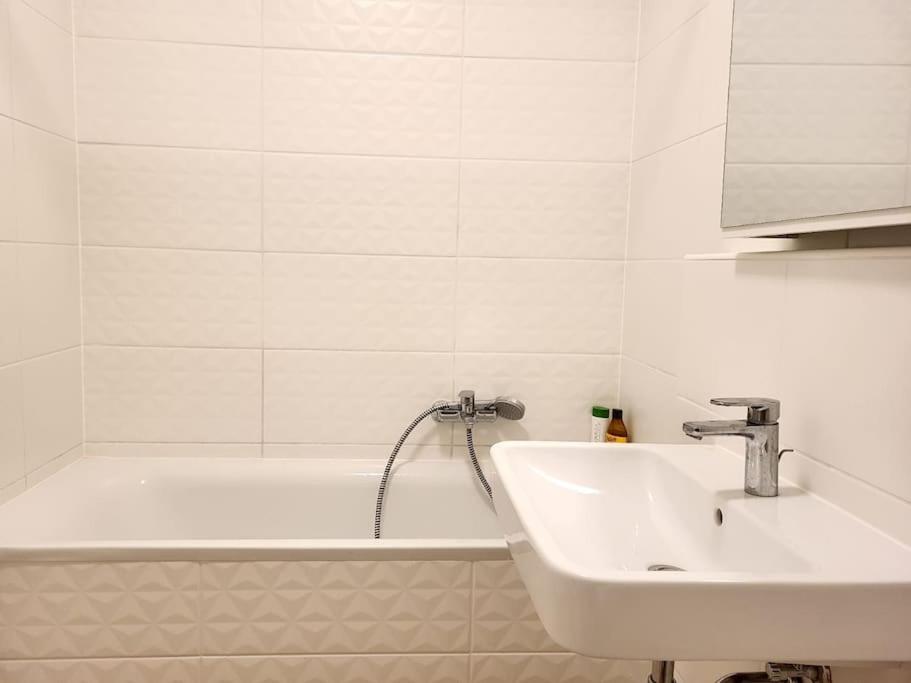 Blue River Apartment with Sauna&Gym and Parking