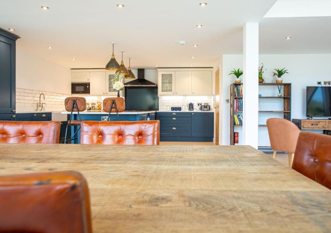 Orchard Barn - Luxury 4 BD Barn Conversion! view 4
