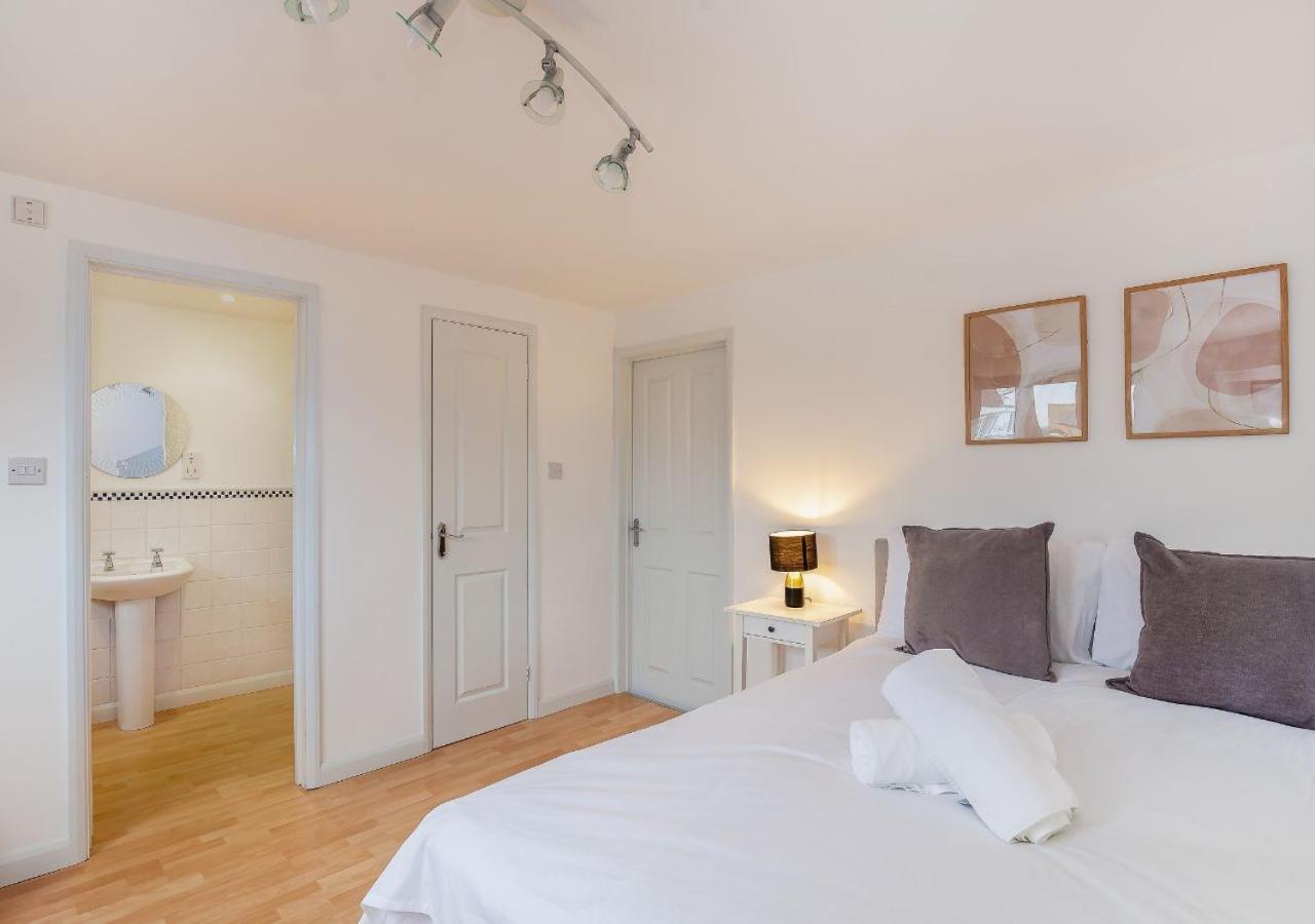 Spacious 3 Bed House with Large Garden in Aynho! view 5