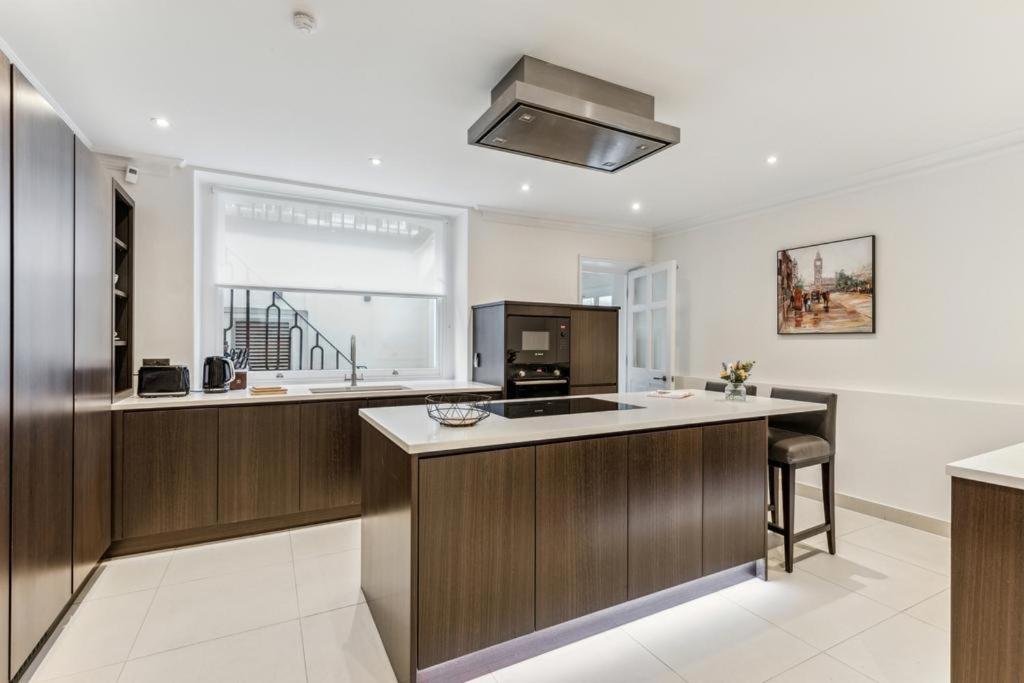 Huge Luxury 5 Bedroom Terraced House view 2