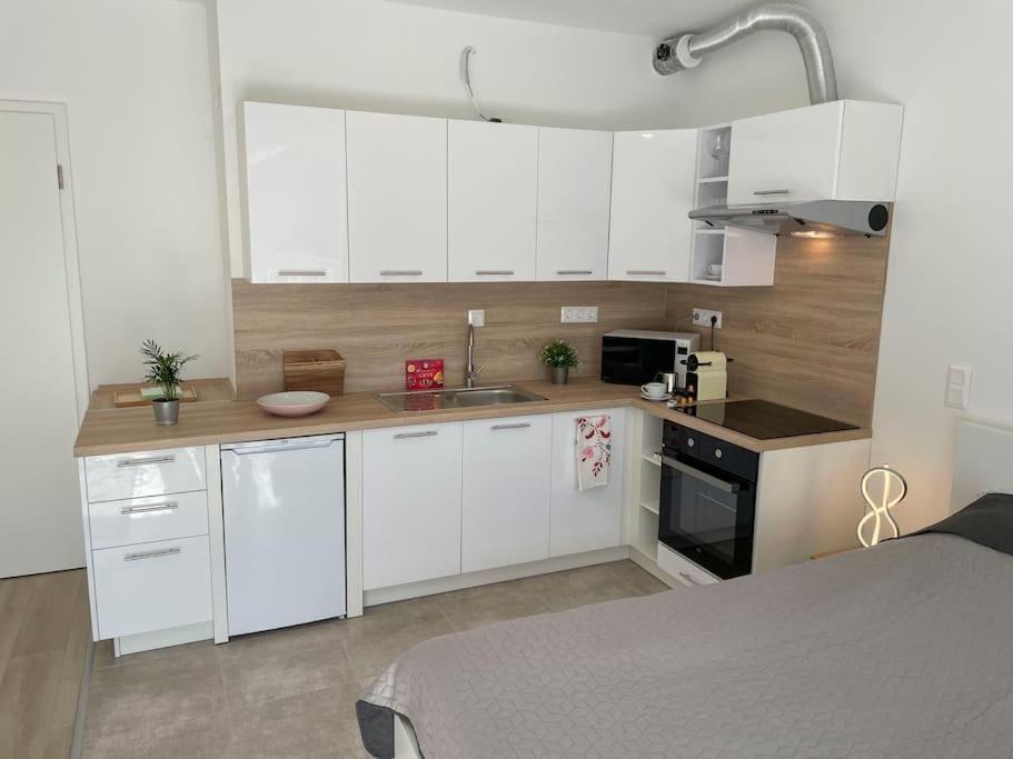 Bright Riverside Studio, Balcony, Free Parking, Air Conditioning