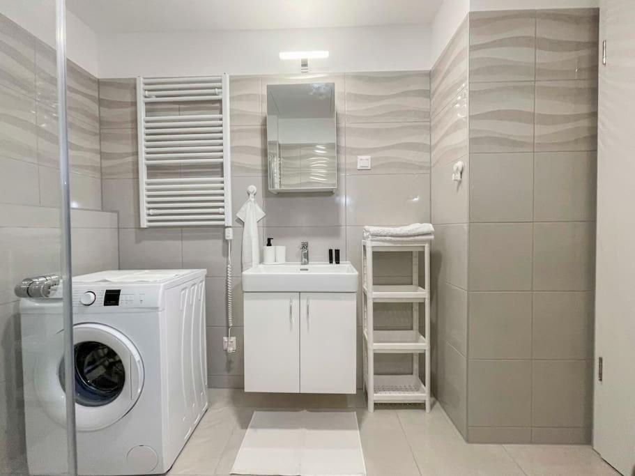 Bright Riverside Studio, Balcony, Free Parking, Air Conditioning