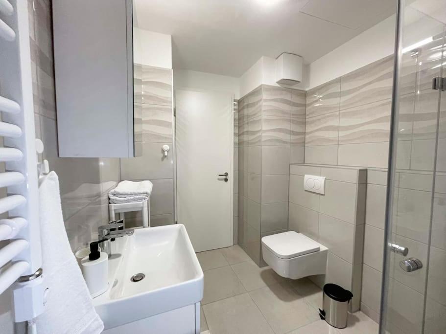 Bright Riverside Studio, Balcony, Free Parking, Air Conditioning