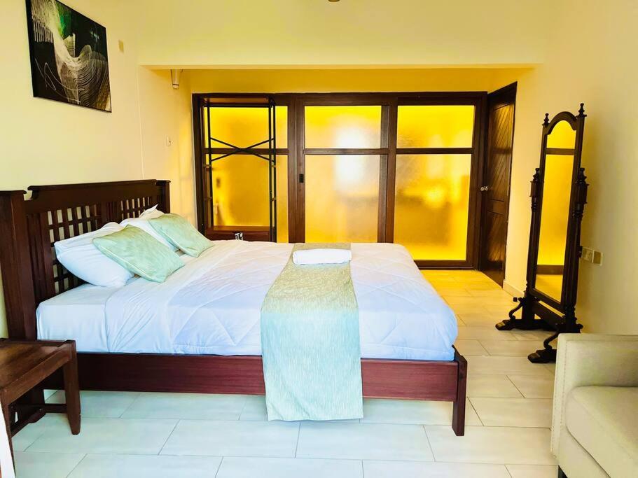 BeachFront 2 bedroom Apartment with WiFi&Netflix view 5