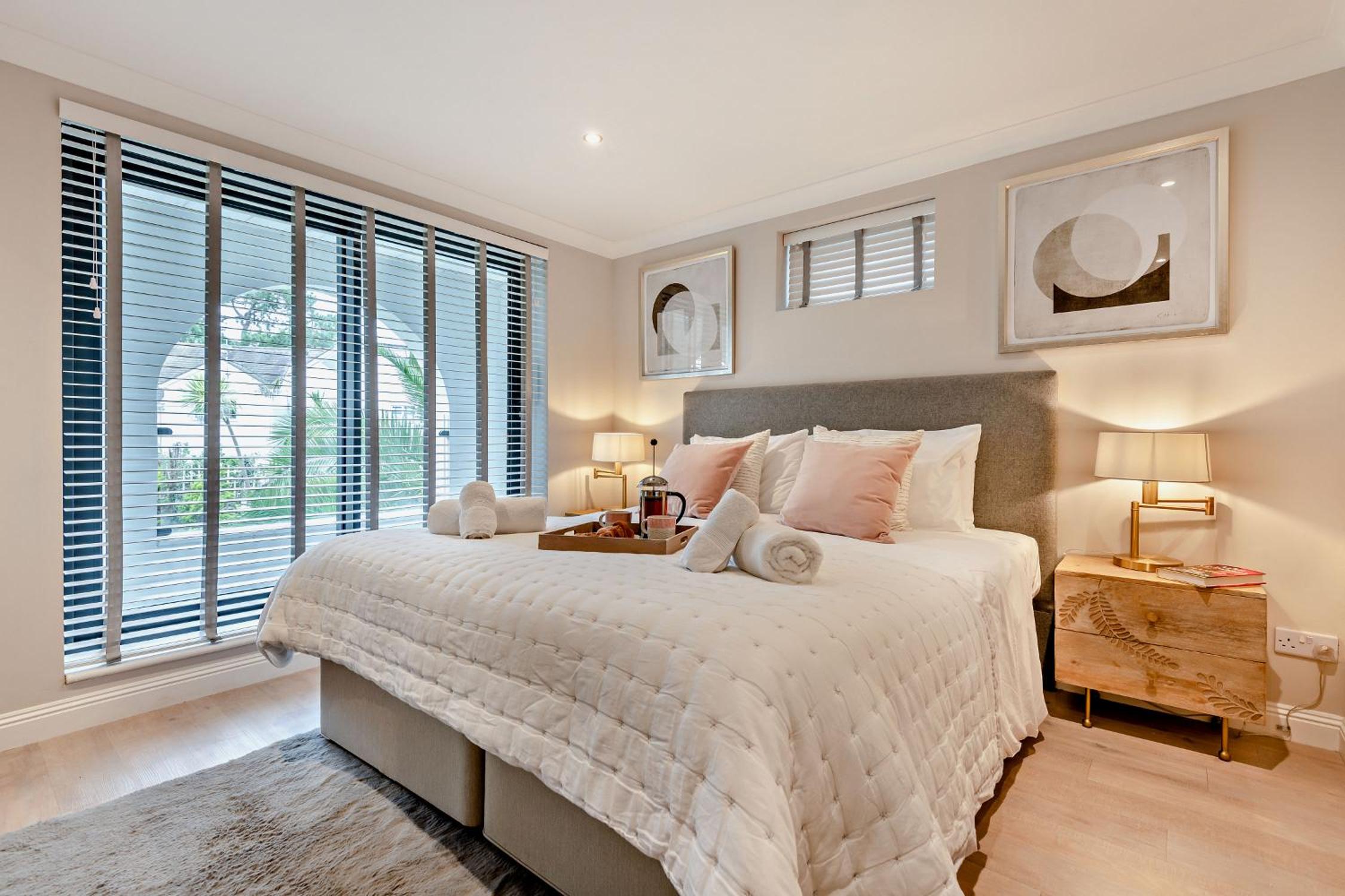 High Tides Elegant & Modern 5-Bedroom Villa in Sandbanks