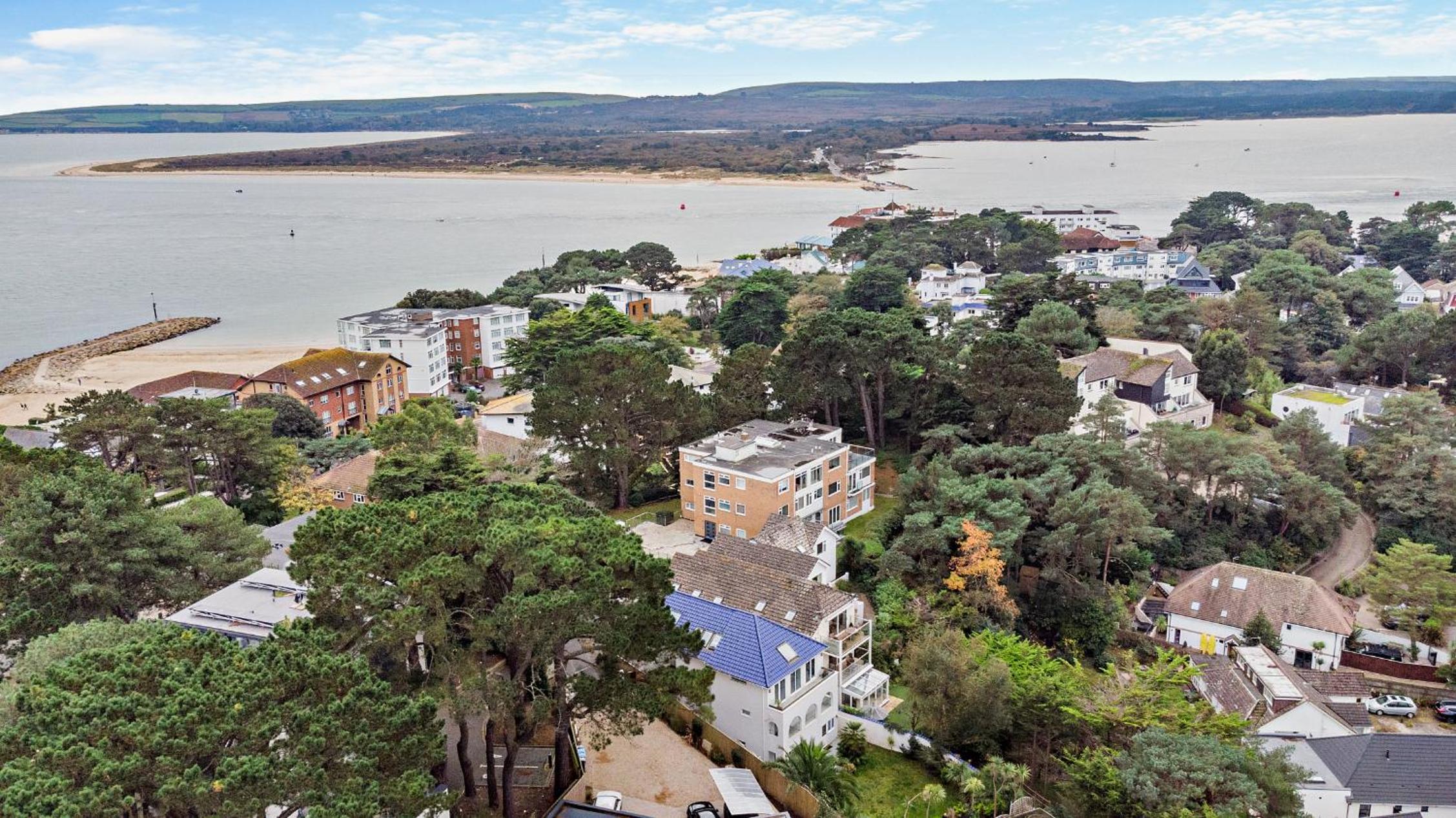 High Tides Elegant & Modern 5-Bedroom Villa in Sandbanks
